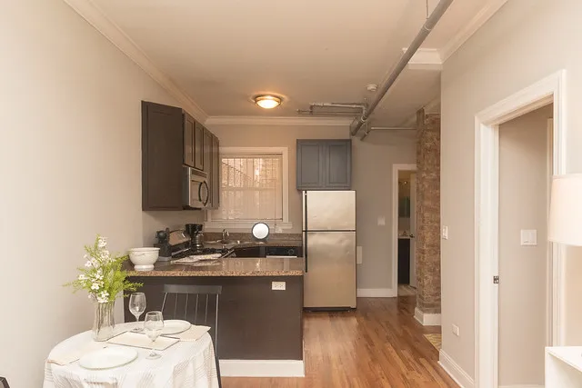 660 West Barry Apartments