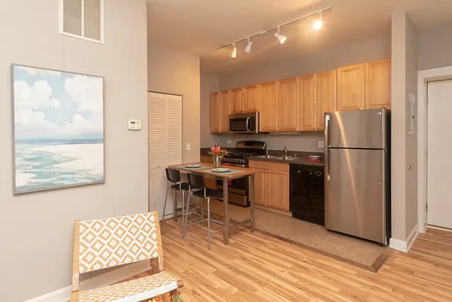 925 West Dakin Apartments