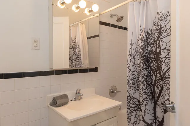 426 W SURF ST 60657-426 W. Surf-Chicago-IL