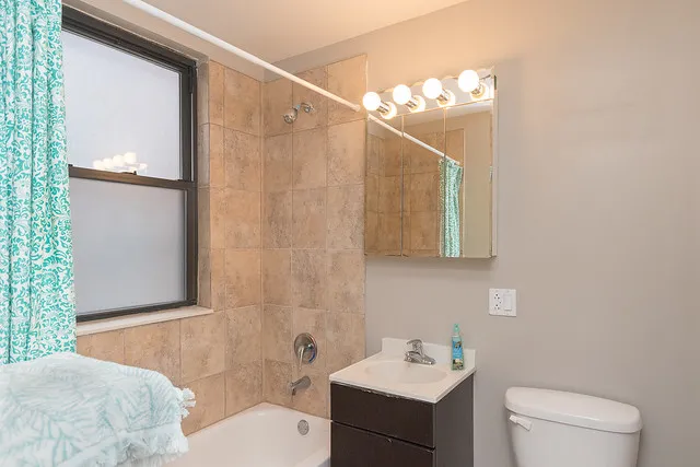 660 West Barry Apartments