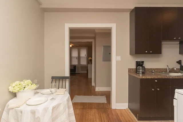 660 West Barry Apartments