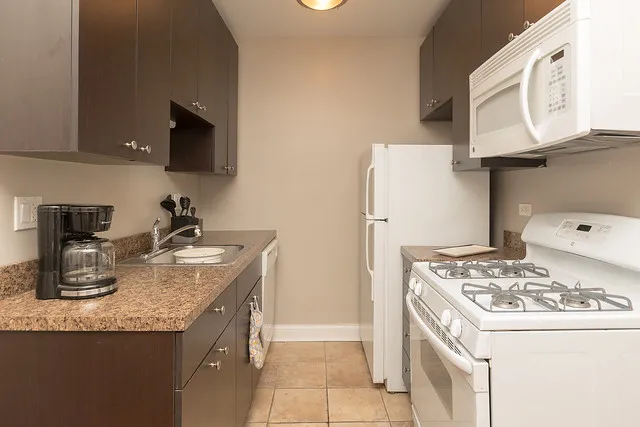 660 West Barry Apartments