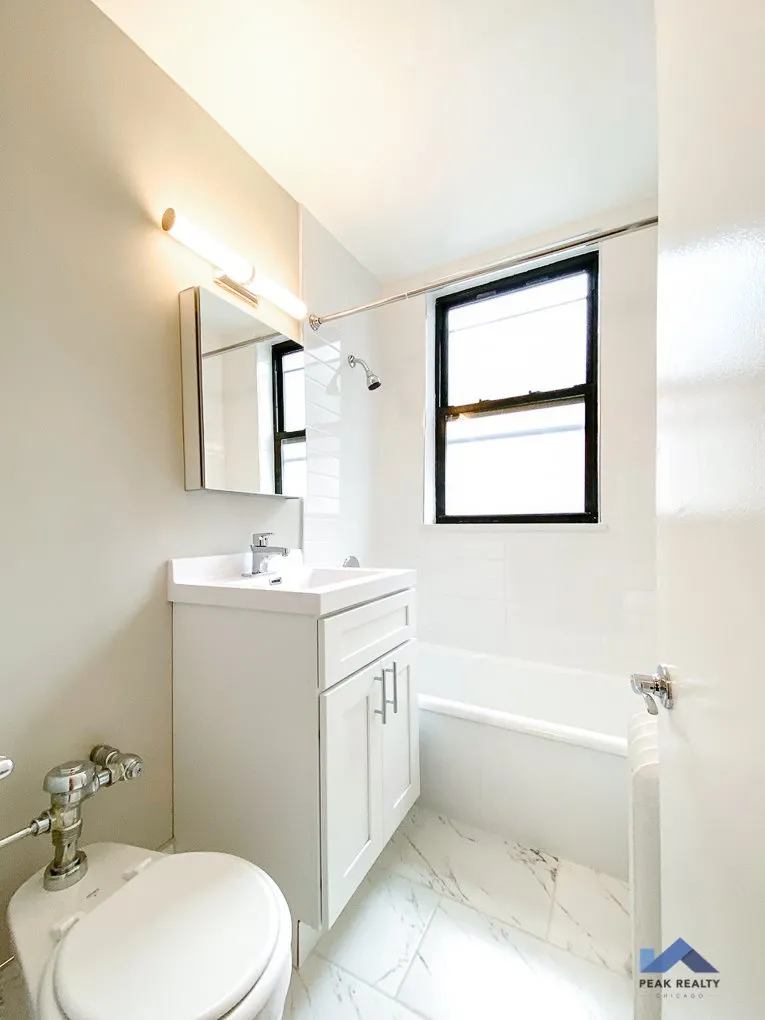 500 W. Fullerton Apartments