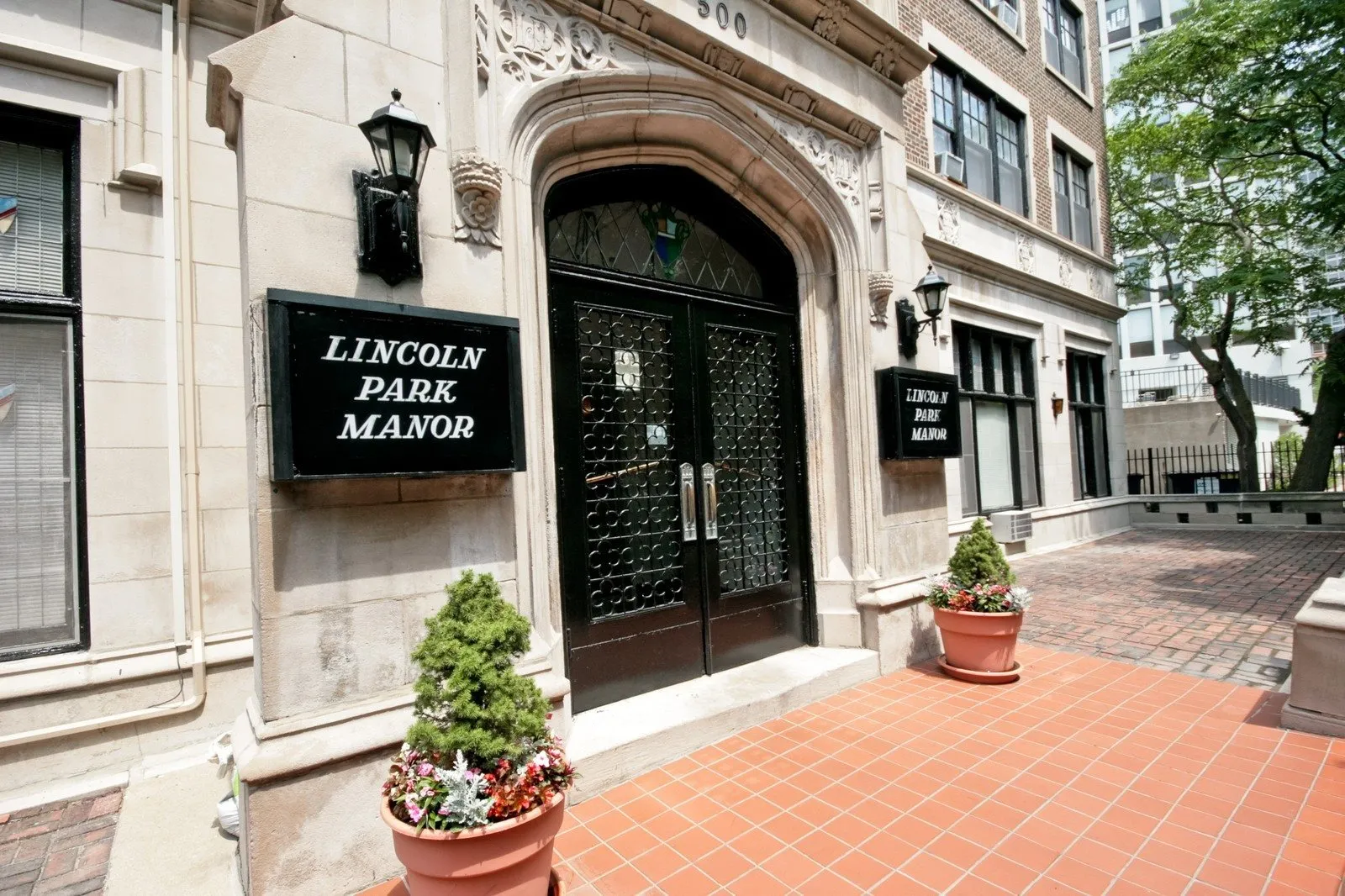 500 W. Fullerton Apartments