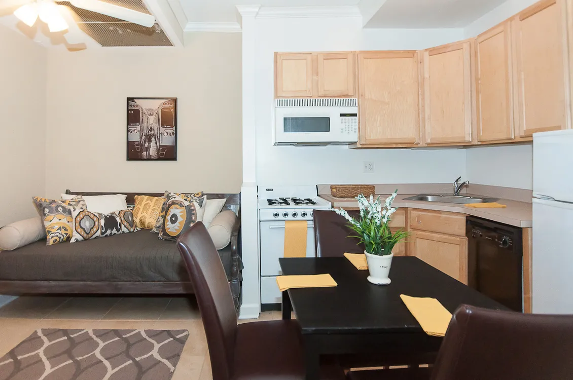 517 W. Oakdale Apartments