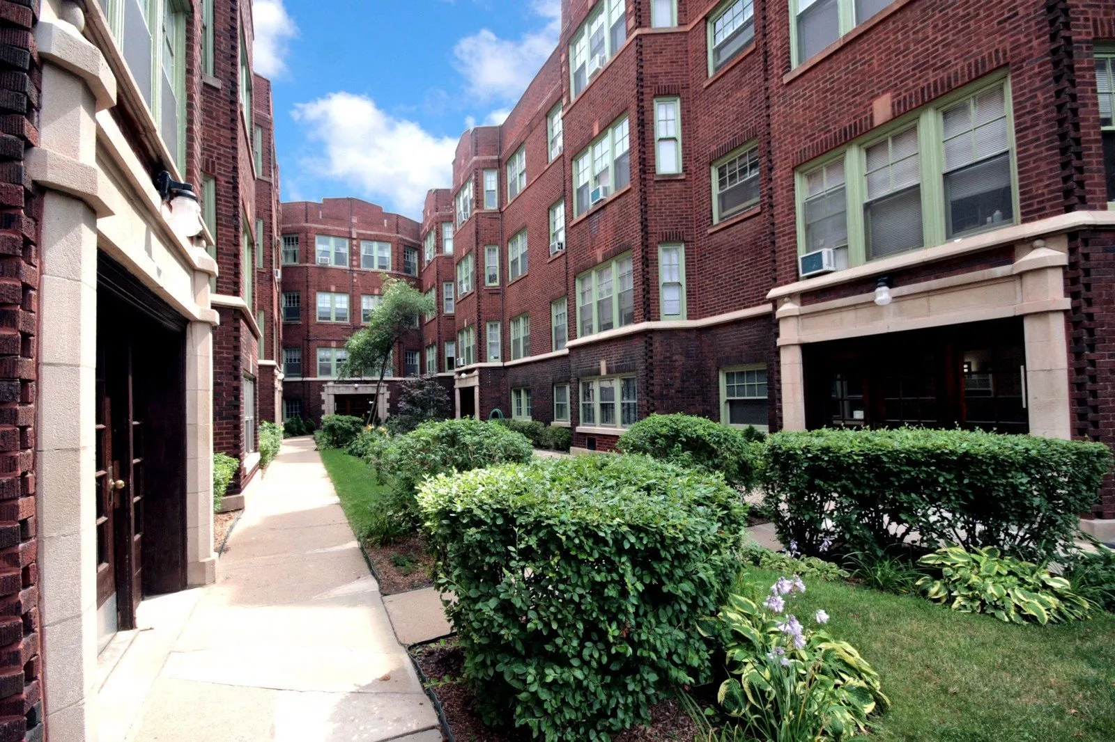 527-37 W Aldine Apartments