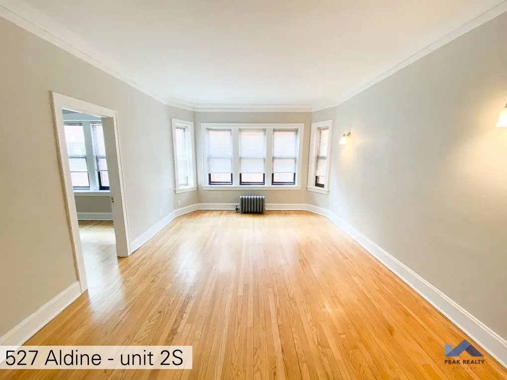 527-37 W Aldine Apartments