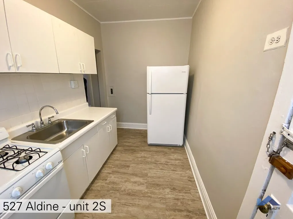 527-37 W Aldine Apartments