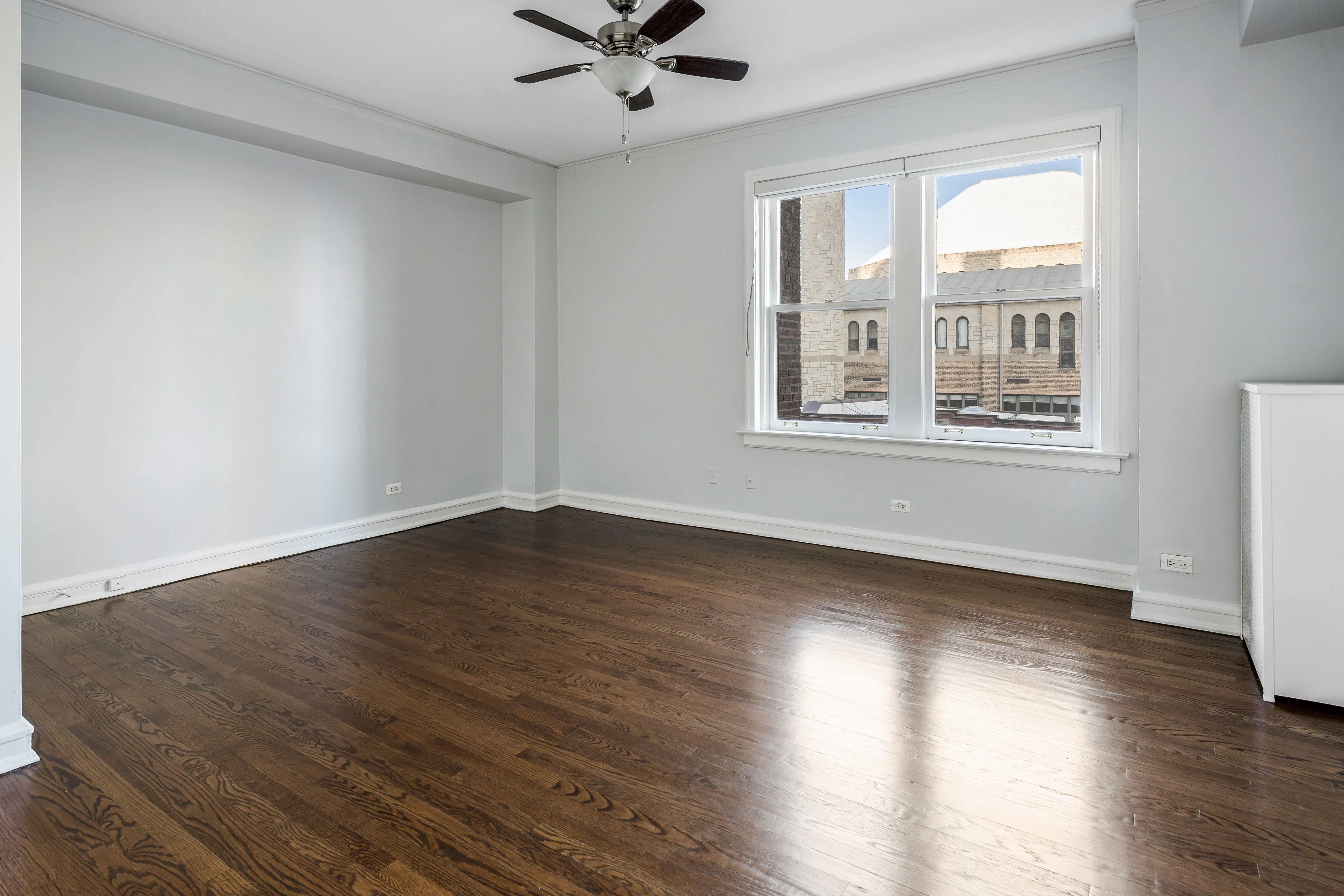 535 W Cornelia Apartments