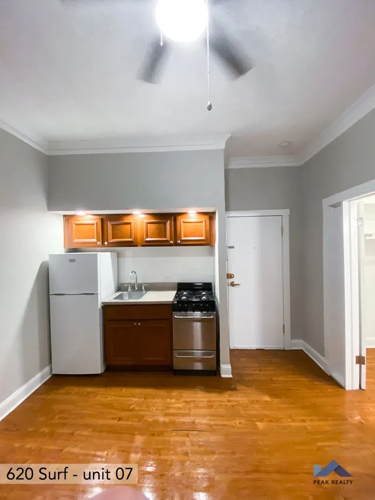 620 West Surf Apartments