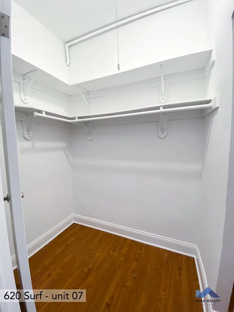 620 West Surf Apartments