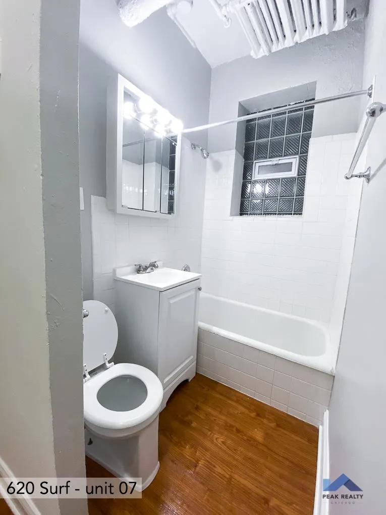 620 West Surf Apartments