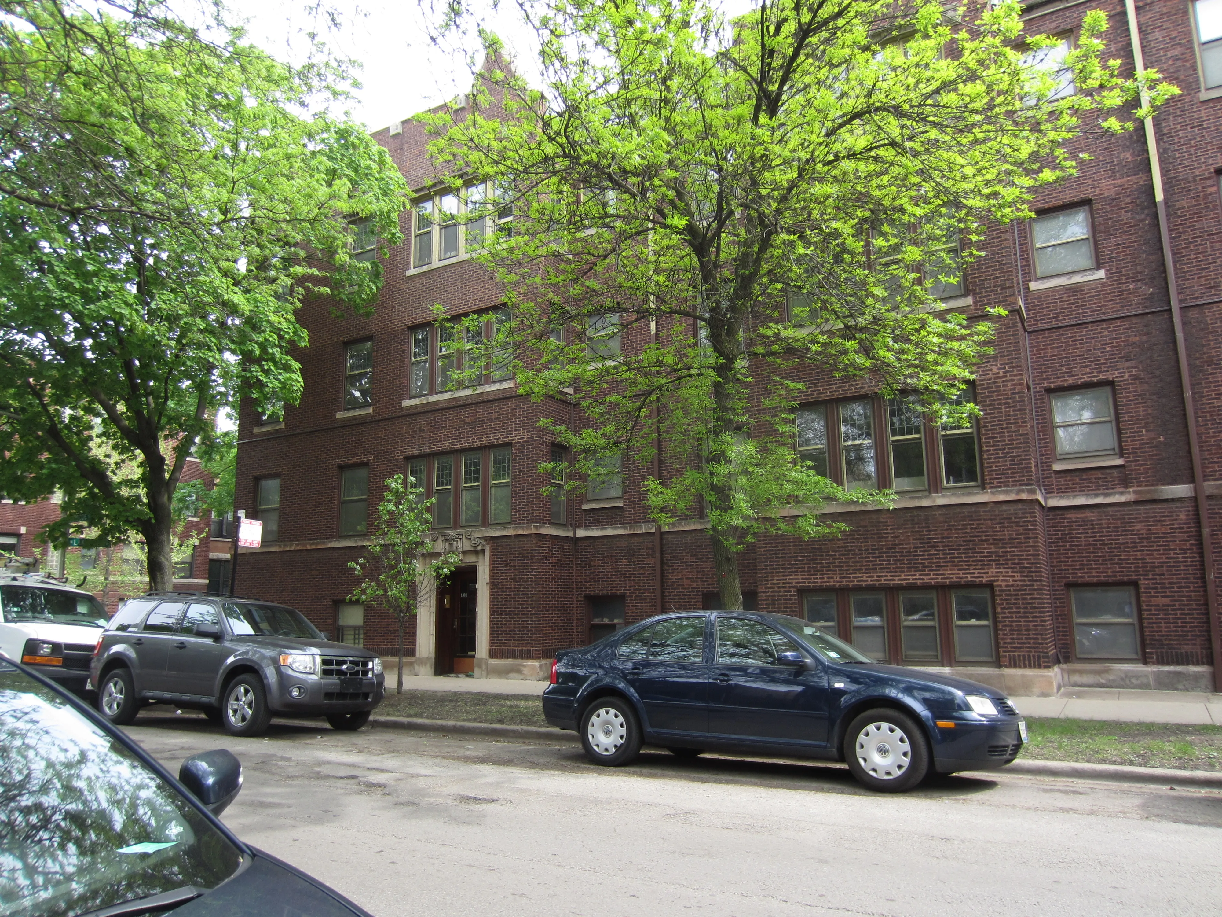 1301 W. Roscoe Street Apartments