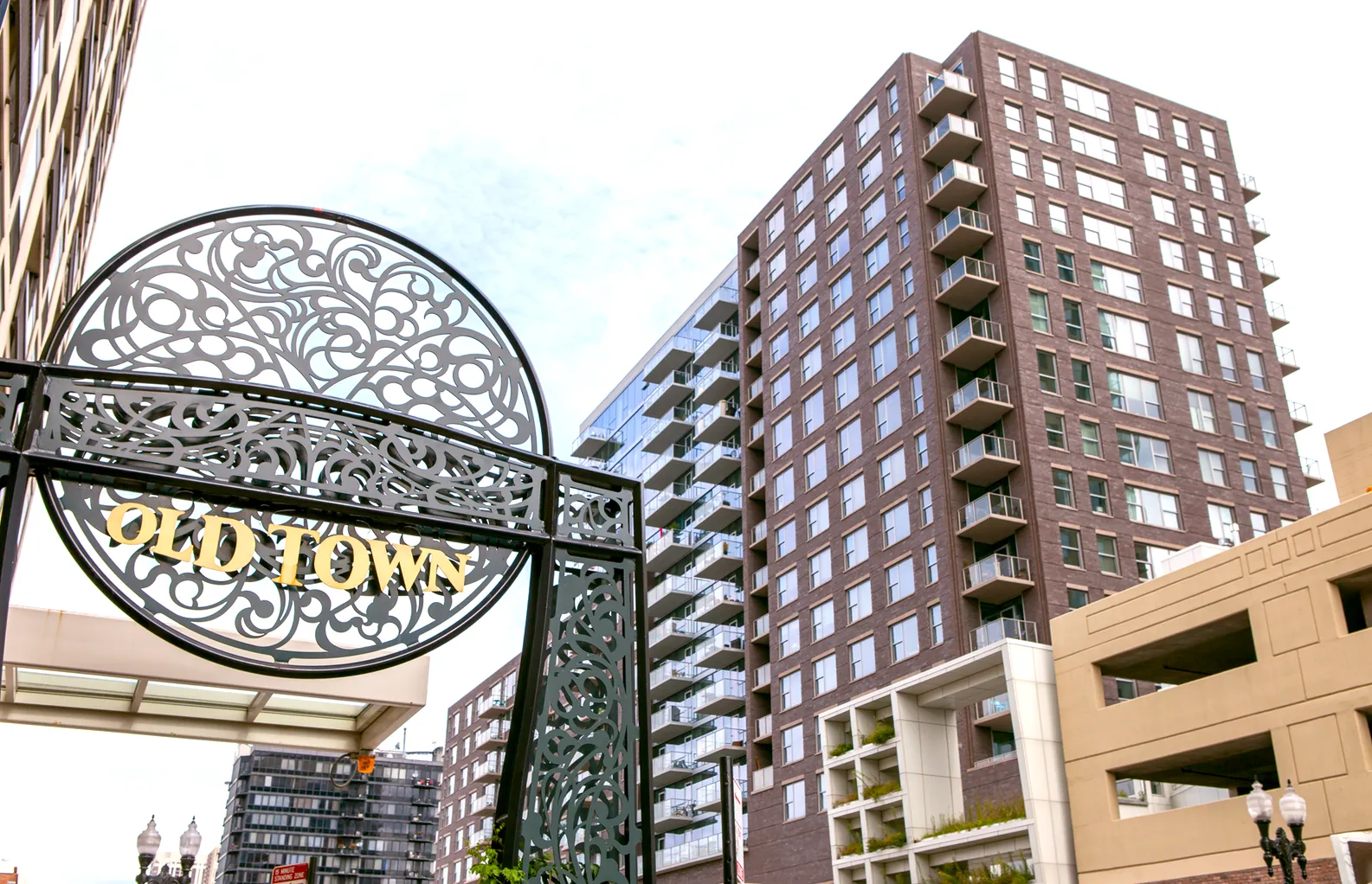 outdoor amenity area at 1225 Old Town Apartments in Chicago