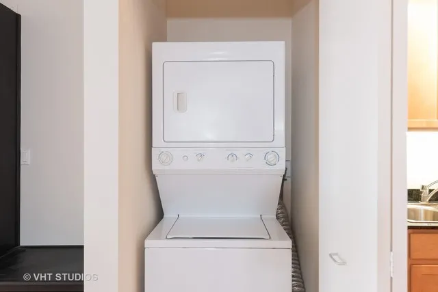 933 W Van Buren Apartments