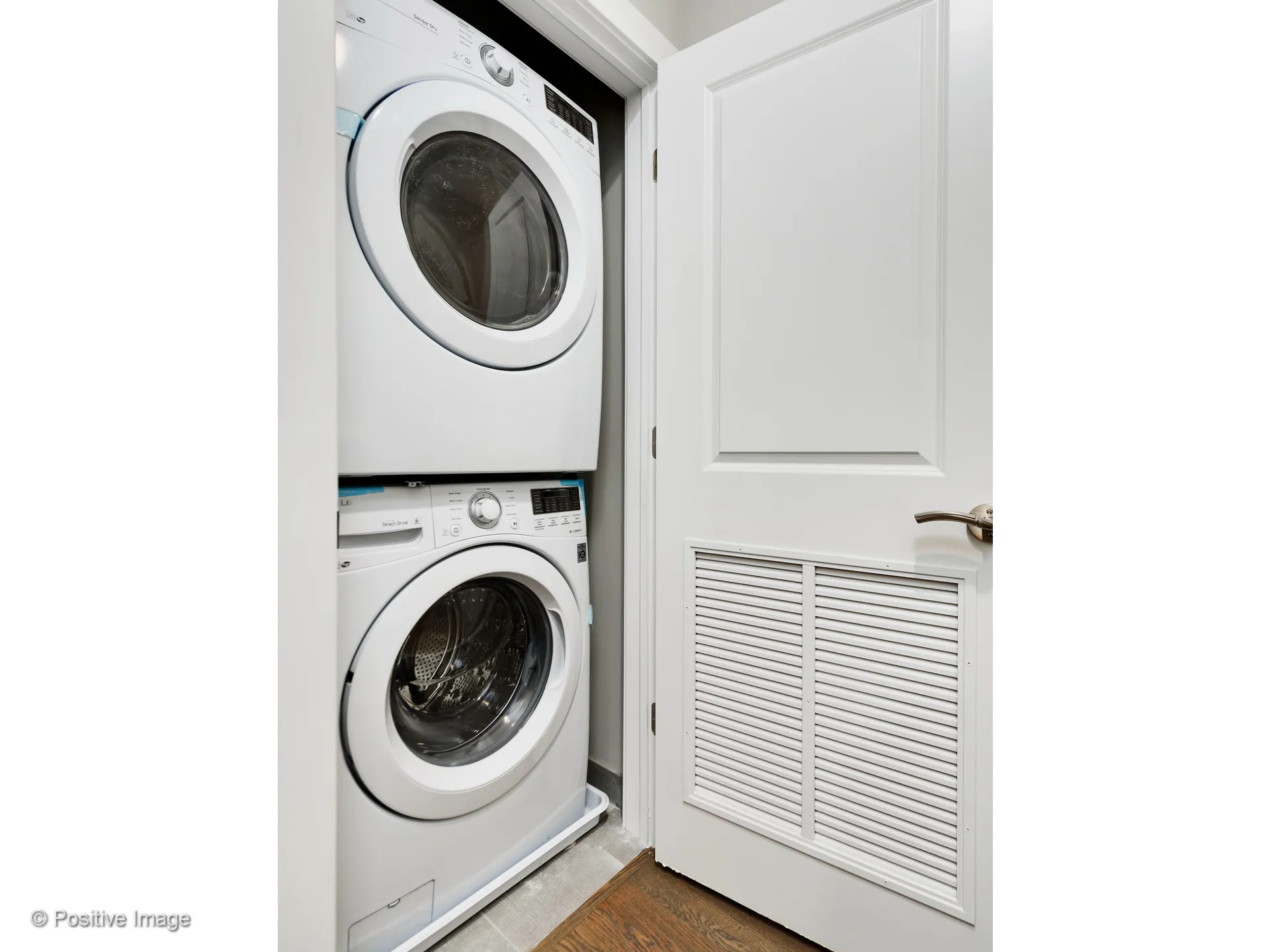 model kitchen apartment at 3570 North Avondale Apartments 