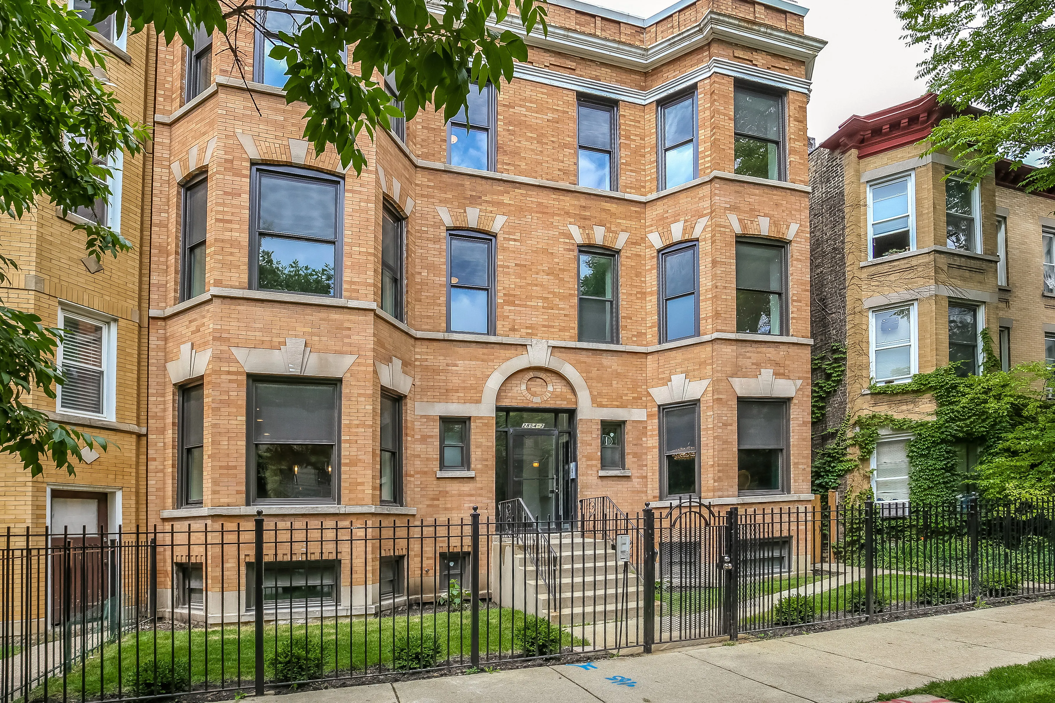 light brown exterior of 2852 West Shakespeare Apartments