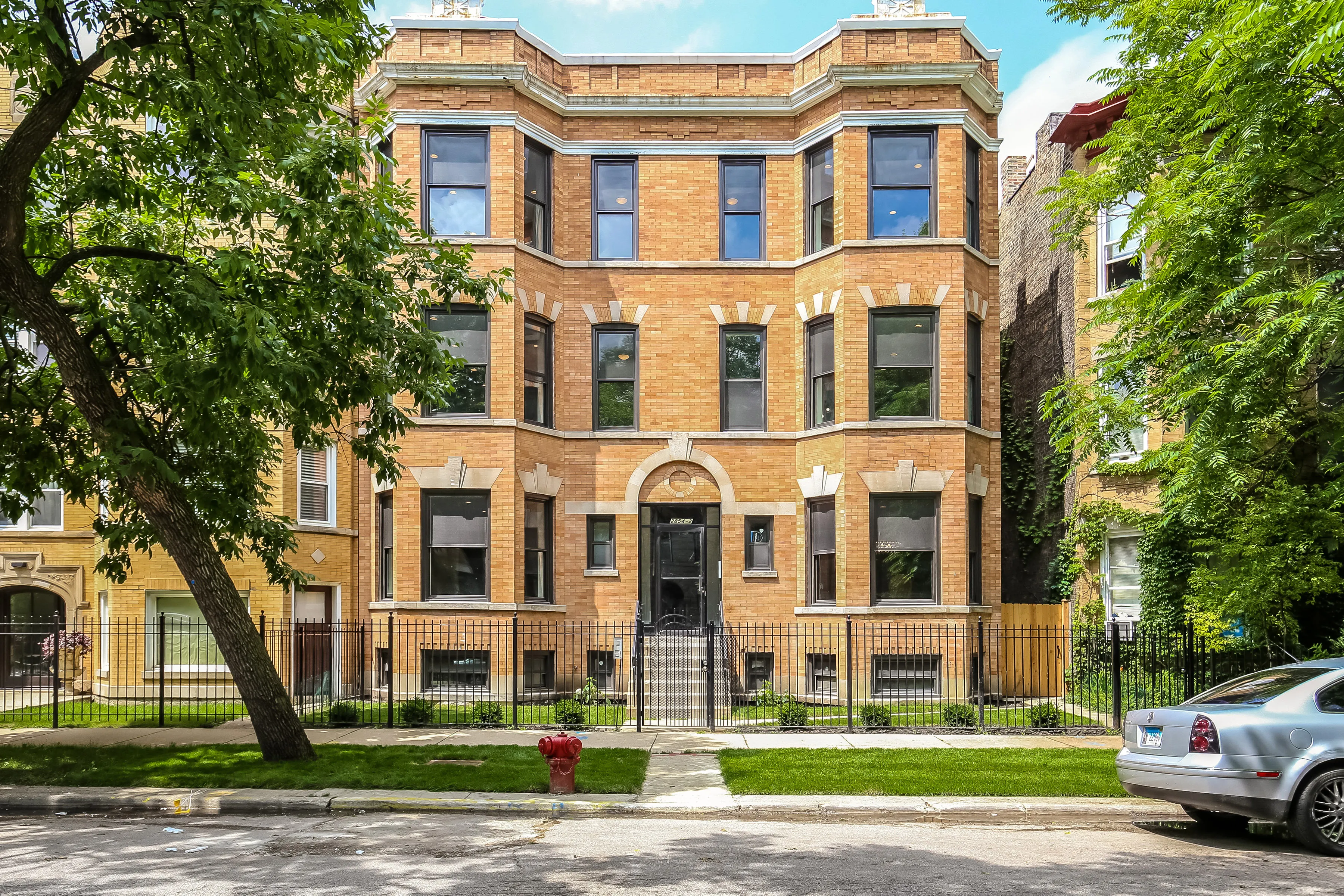 light brown exterior of 2852 West Shakespeare Apartments