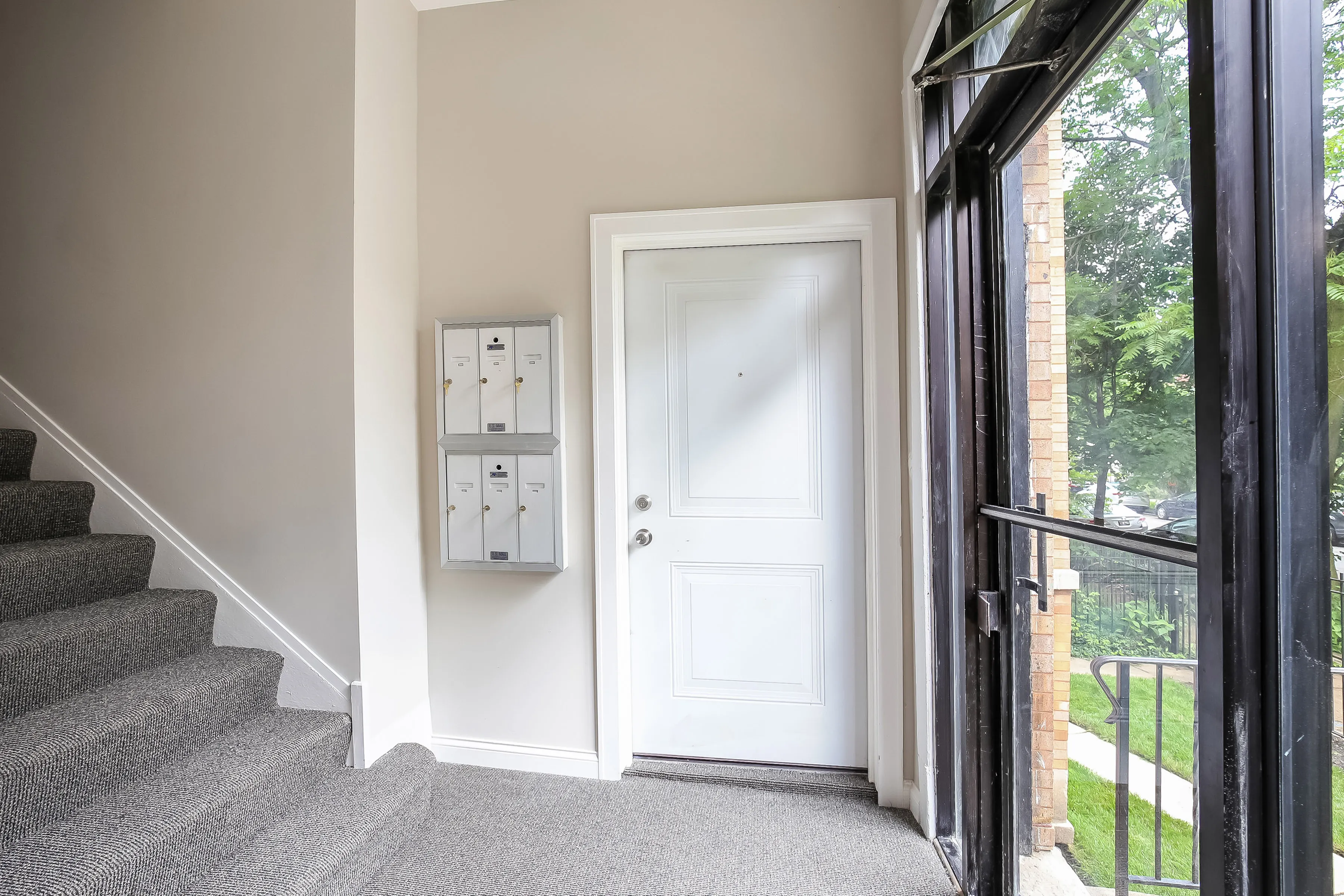 light brown exterior of 2852 West Shakespeare Apartments