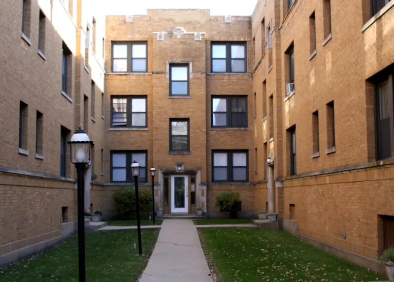 courtyard of 2637 North Spaulding Apartments in logan square chicago