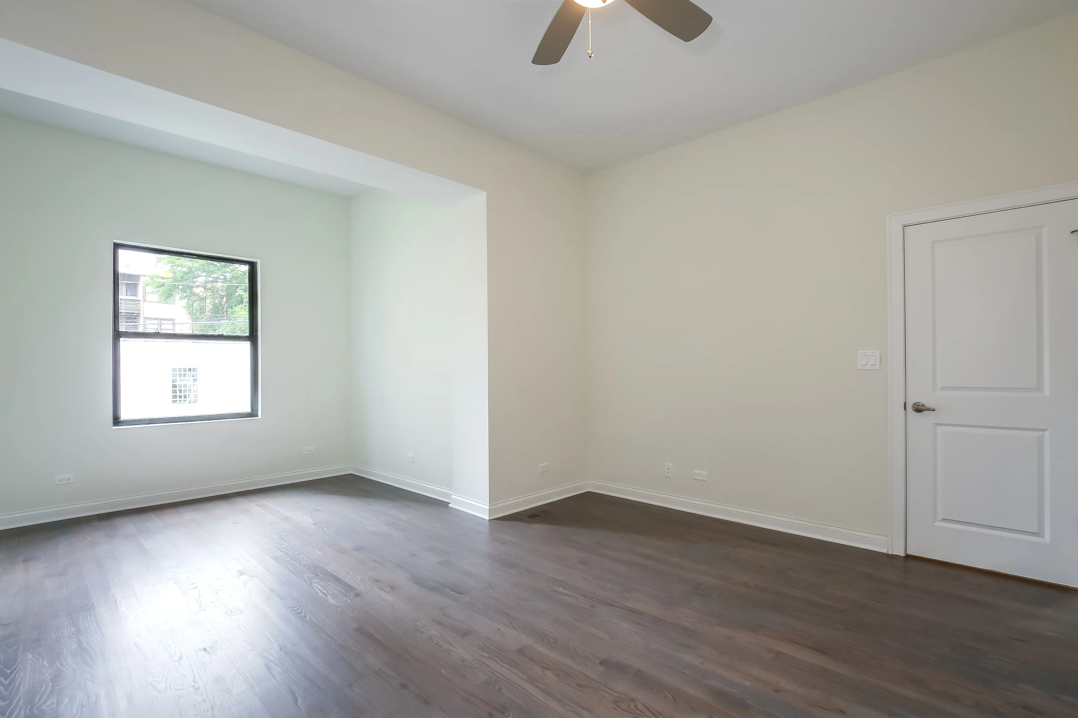light brown exterior of 2852 West Shakespeare Apartments