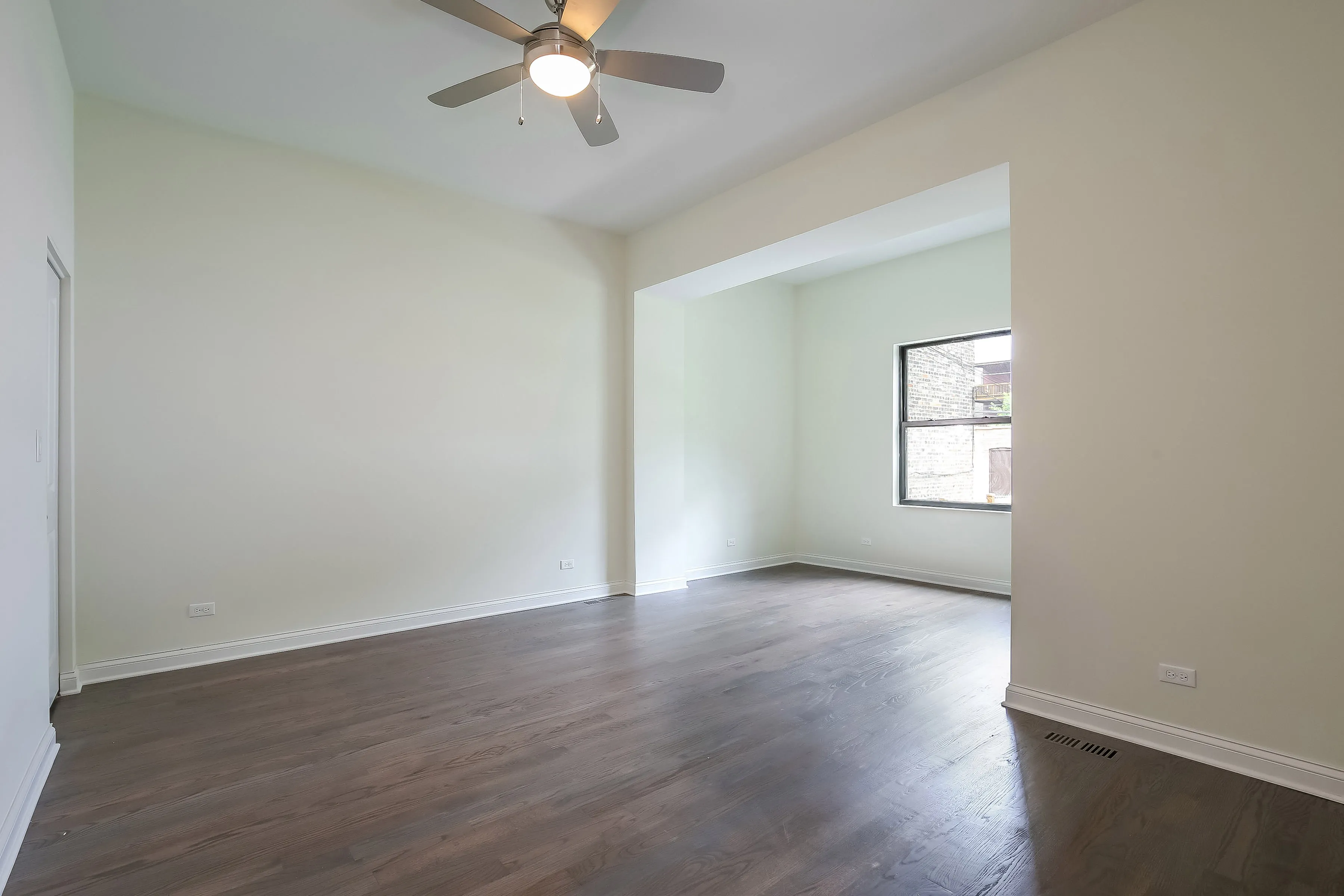 light brown exterior of 2852 West Shakespeare Apartments
