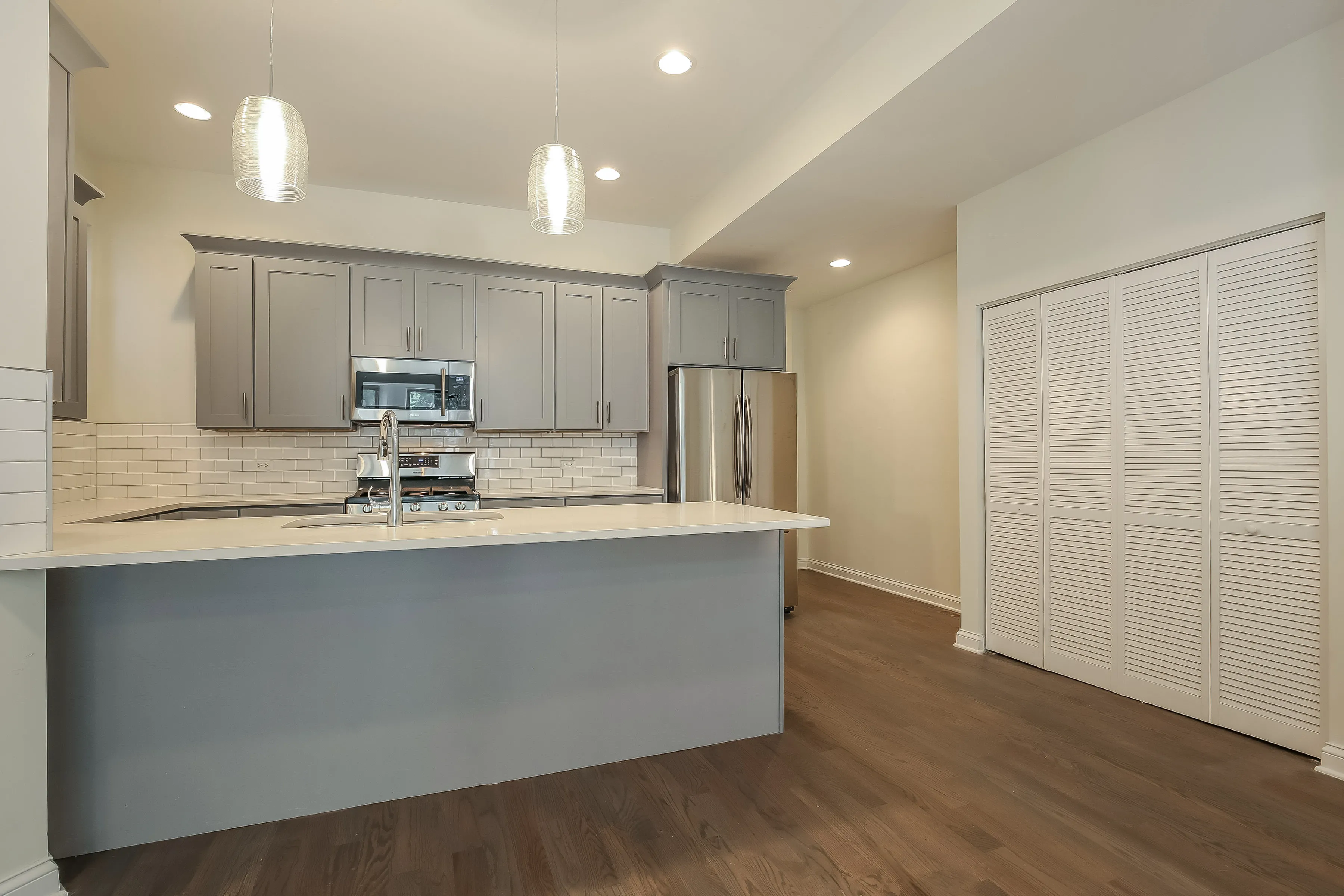 light brown exterior of 2852 West Shakespeare Apartments