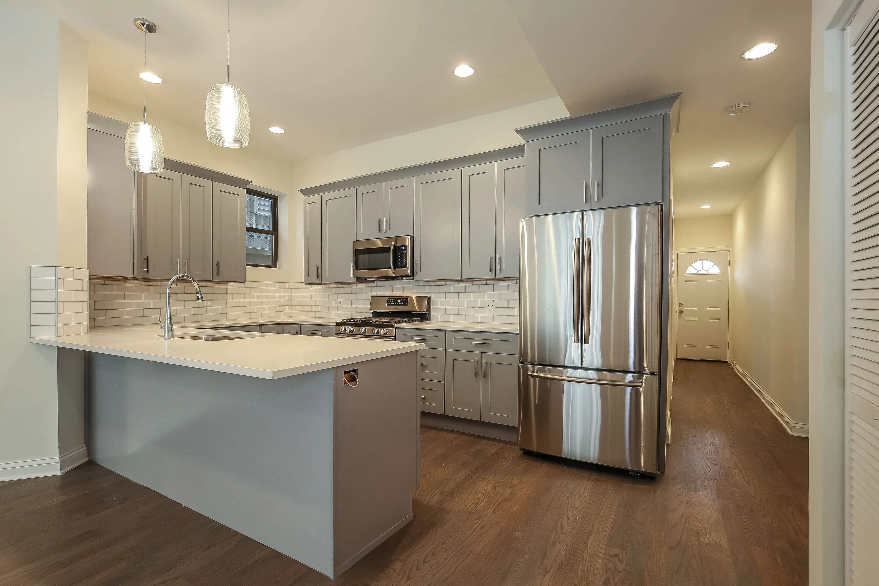 light brown exterior of 2852 West Shakespeare Apartments