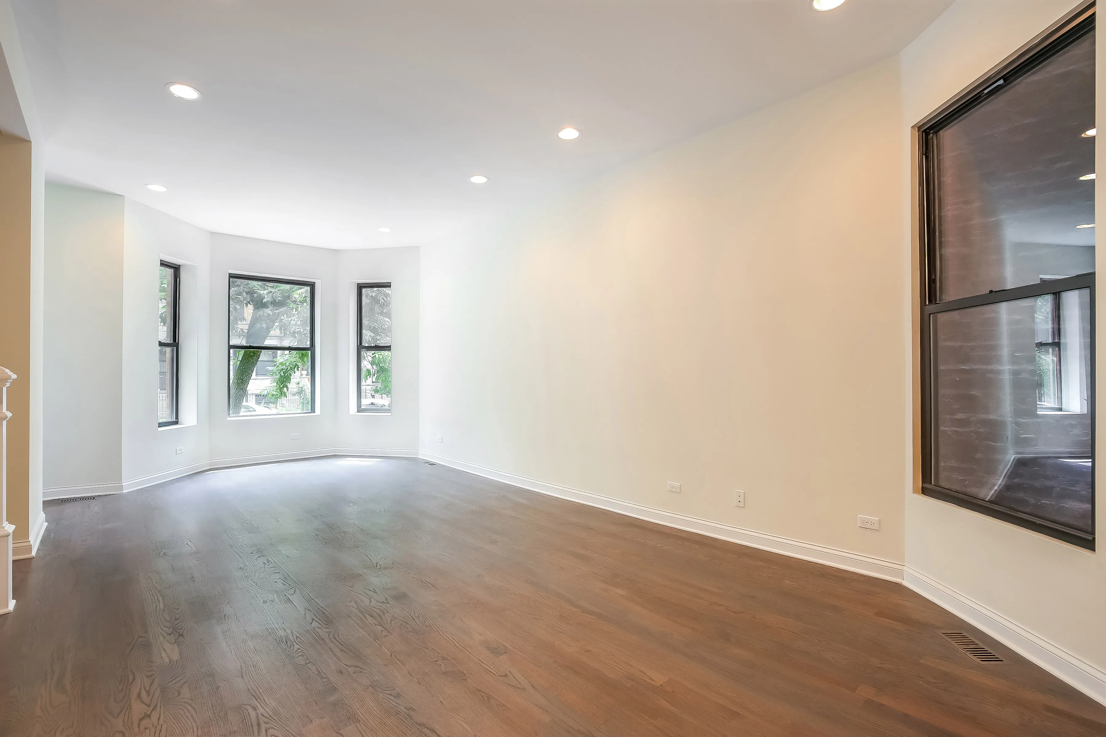light brown exterior of 2852 West Shakespeare Apartments