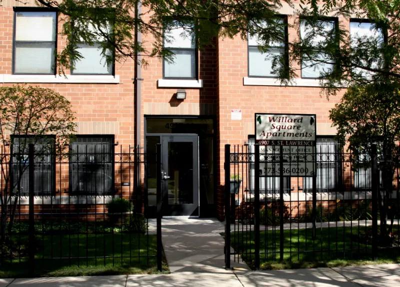 living room at Wllard Square Apartments in Brozeville Chicago