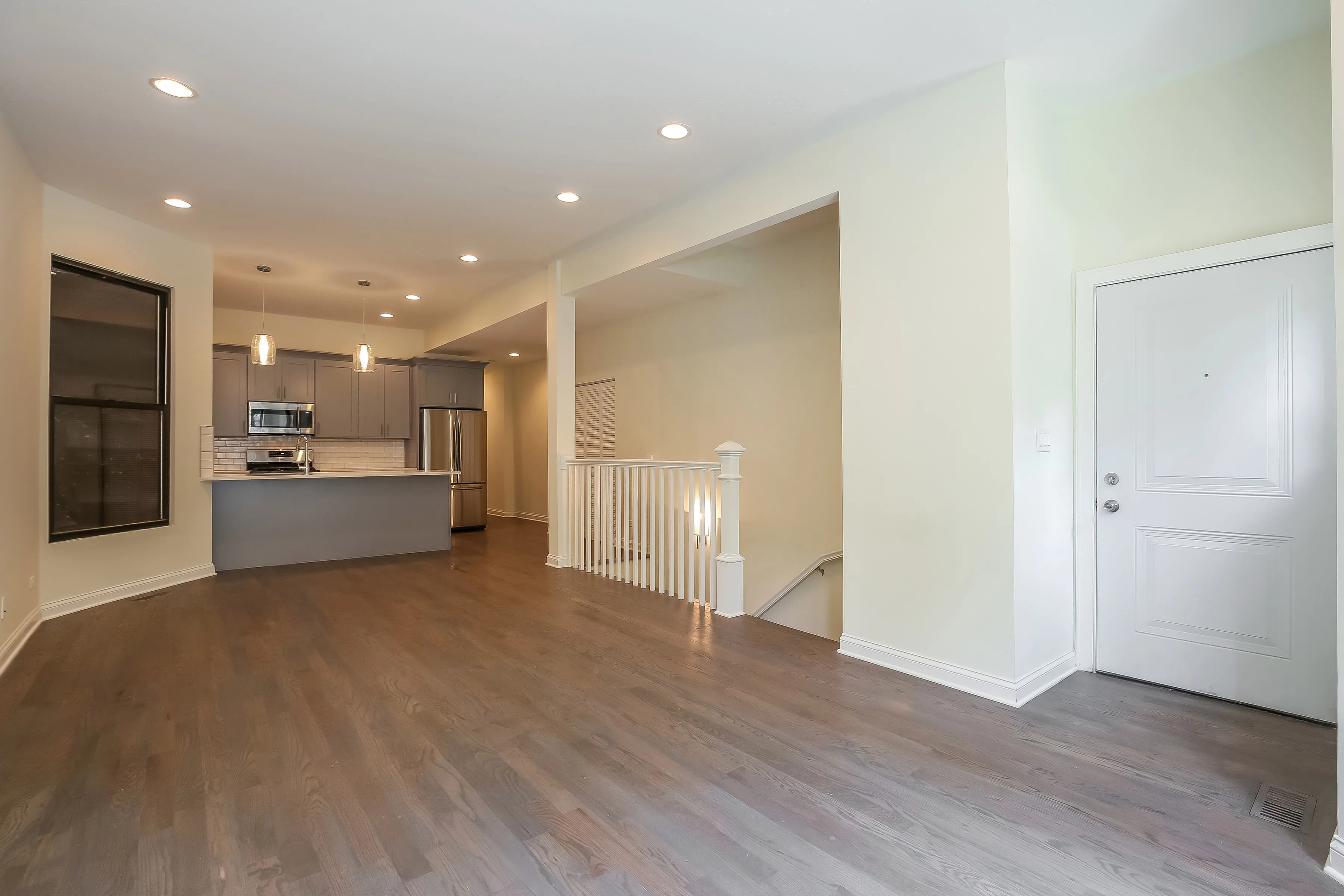 light brown exterior of 2852 West Shakespeare Apartments