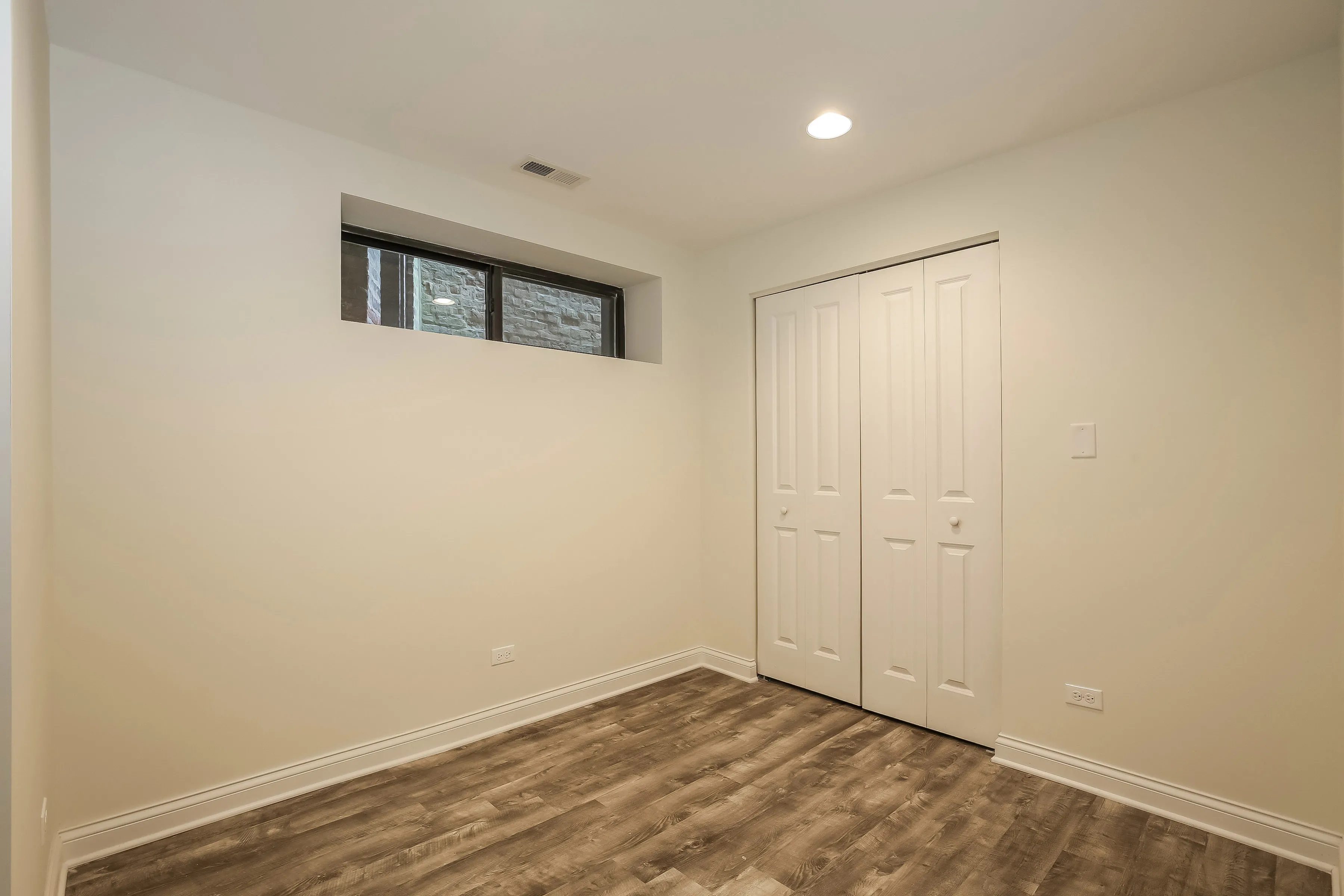 light brown exterior of 2852 West Shakespeare Apartments
