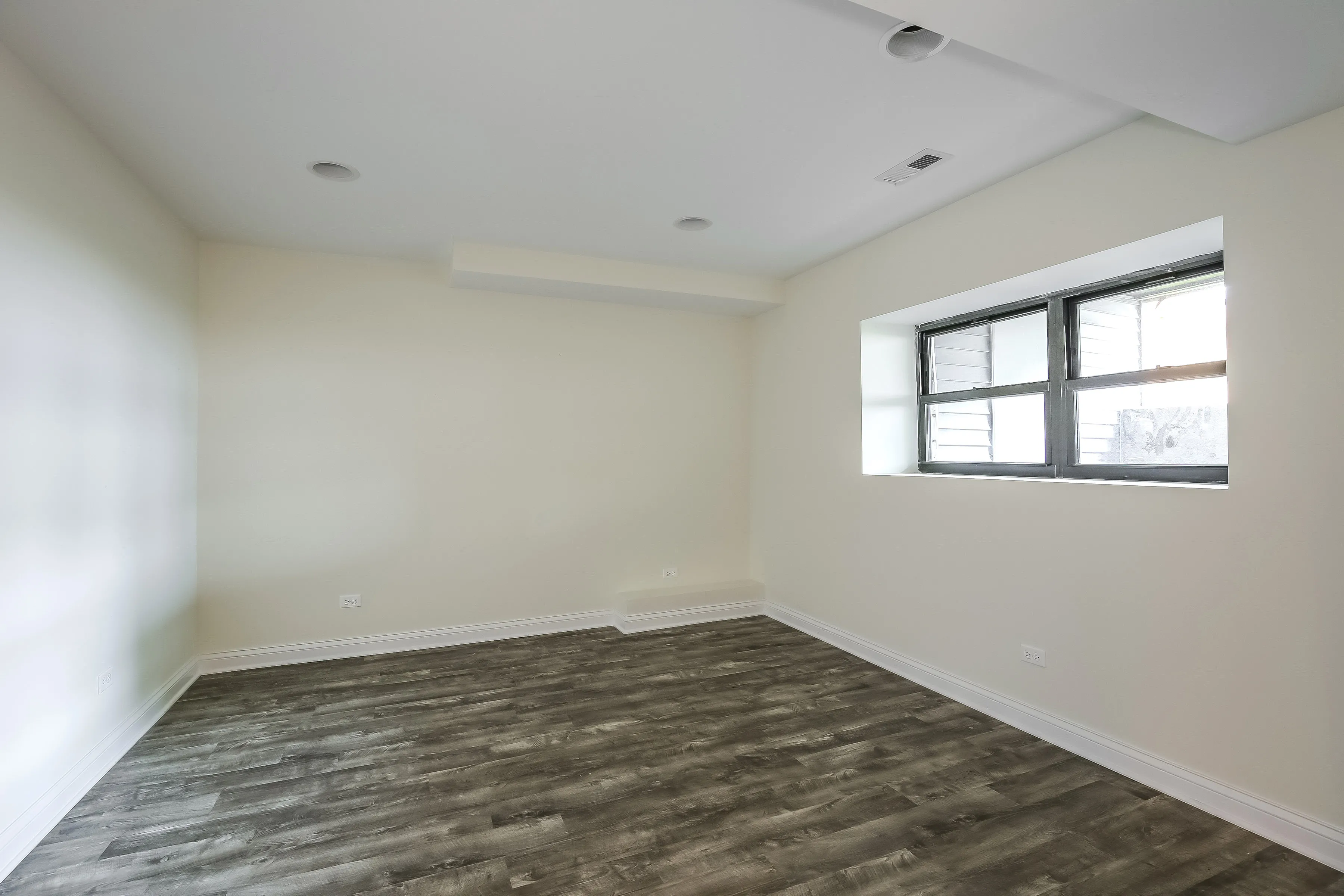 light brown exterior of 2852 West Shakespeare Apartments