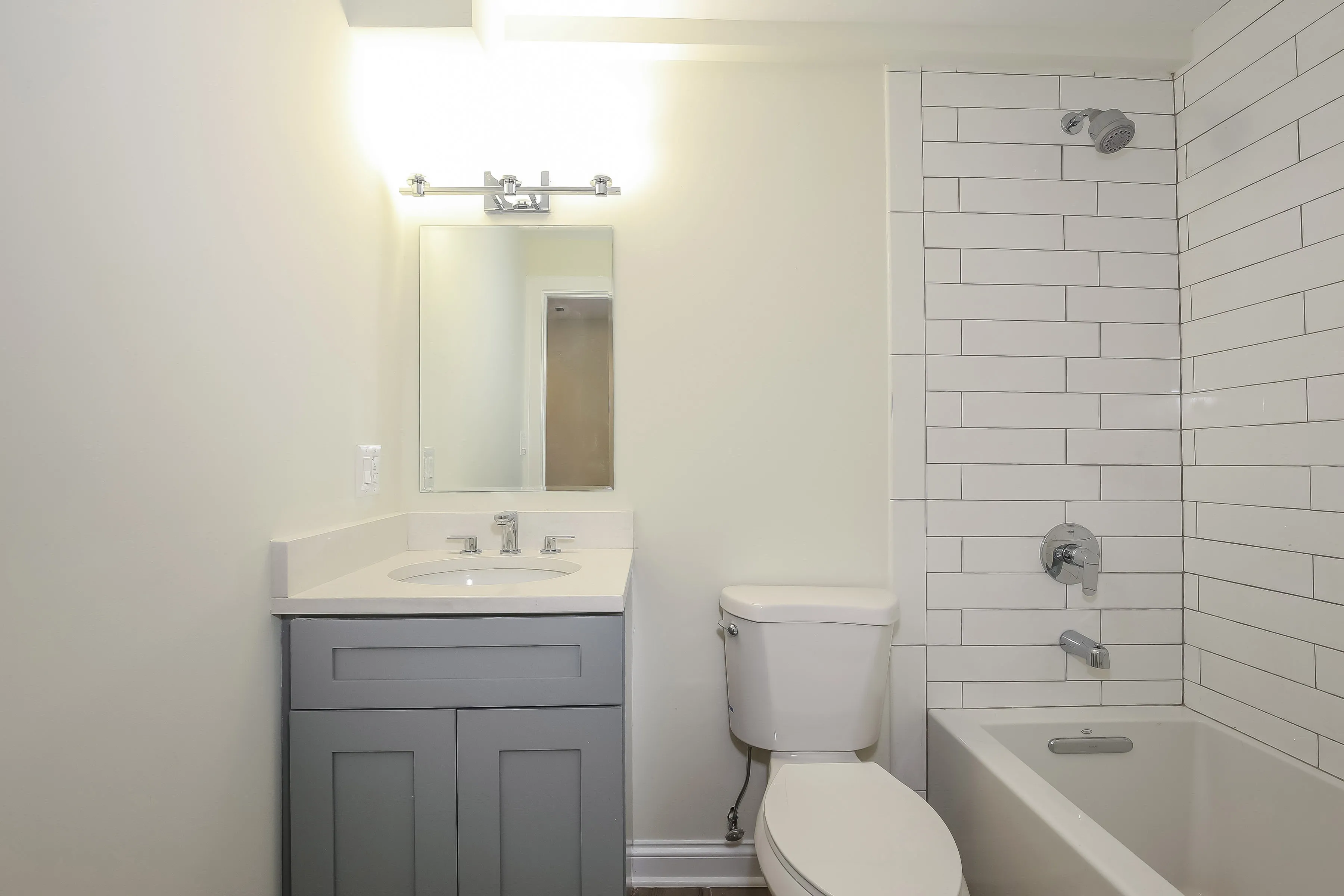 light brown exterior of 2852 West Shakespeare Apartments