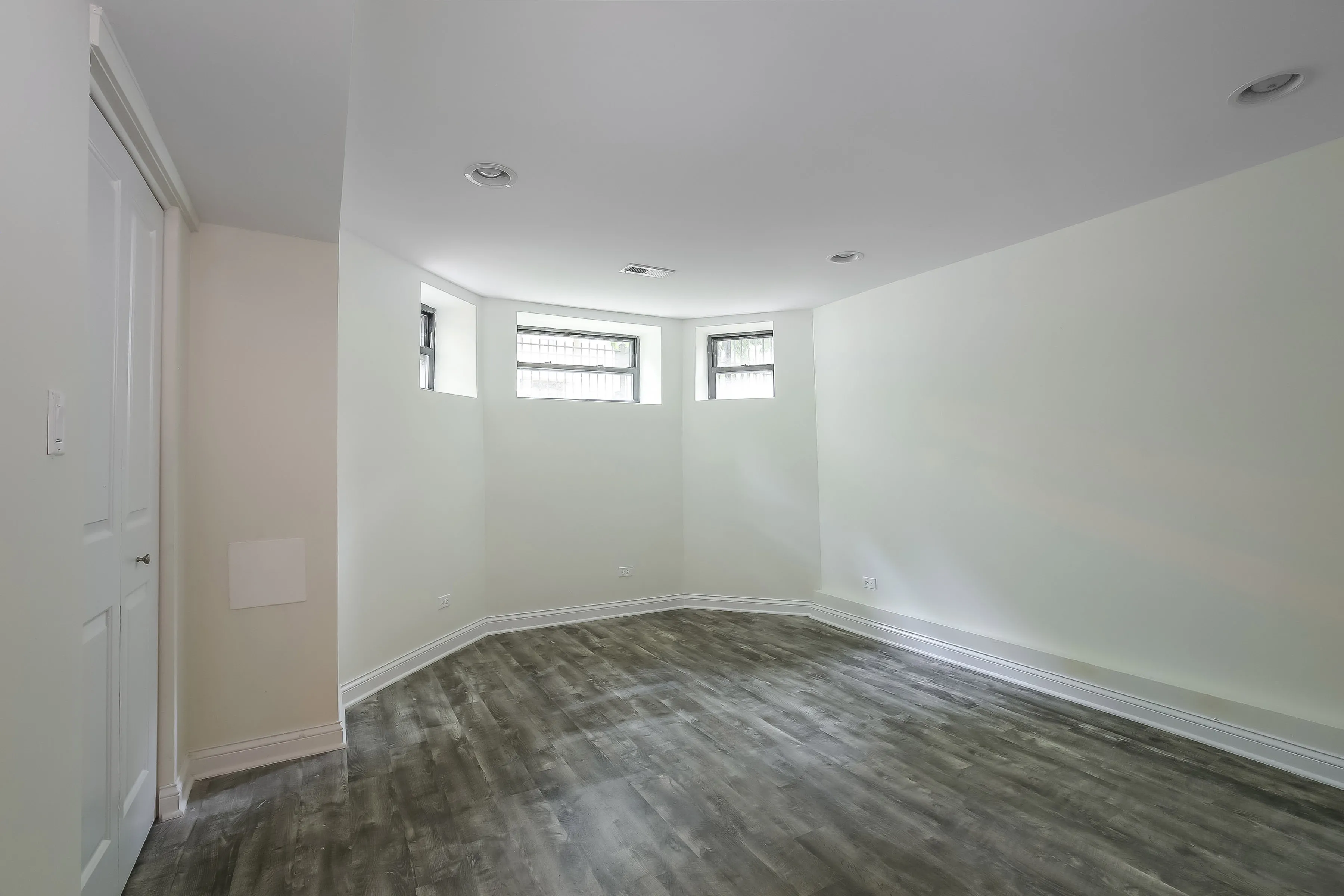 light brown exterior of 2852 West Shakespeare Apartments