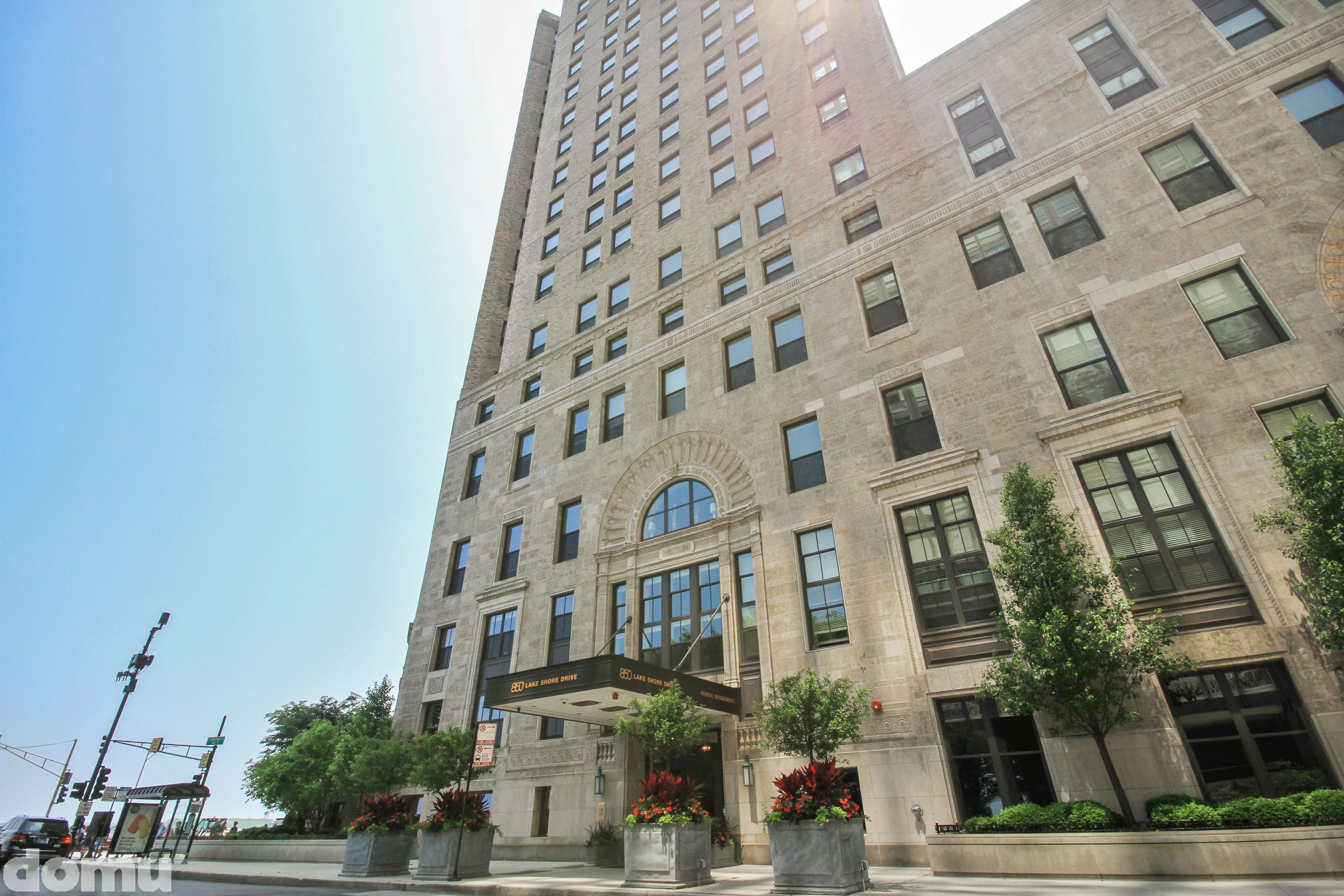 livin adinig at 850 Lake Shore Drive Apartments
