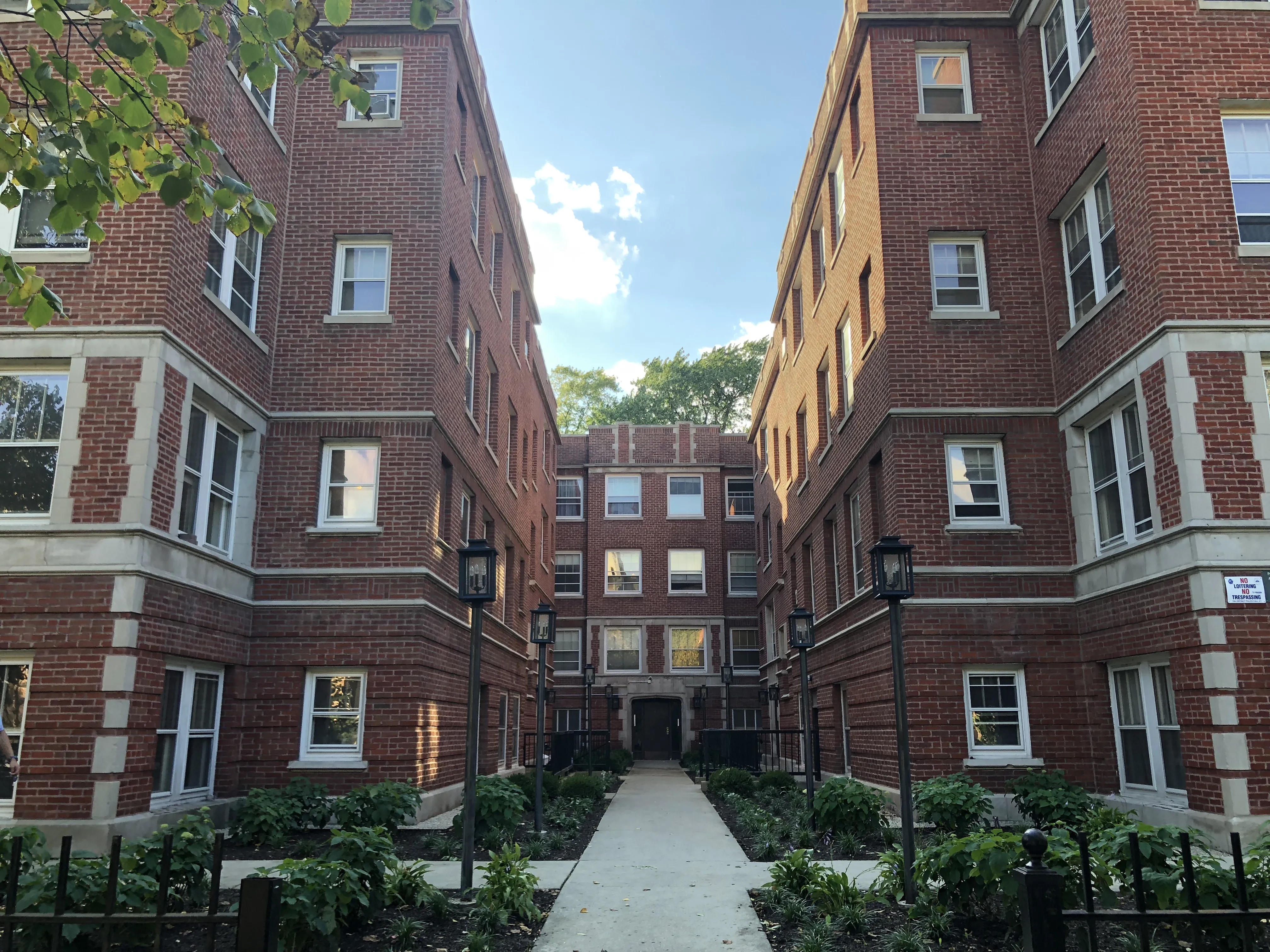 entry courtyard to 4520 North Malden Apartments