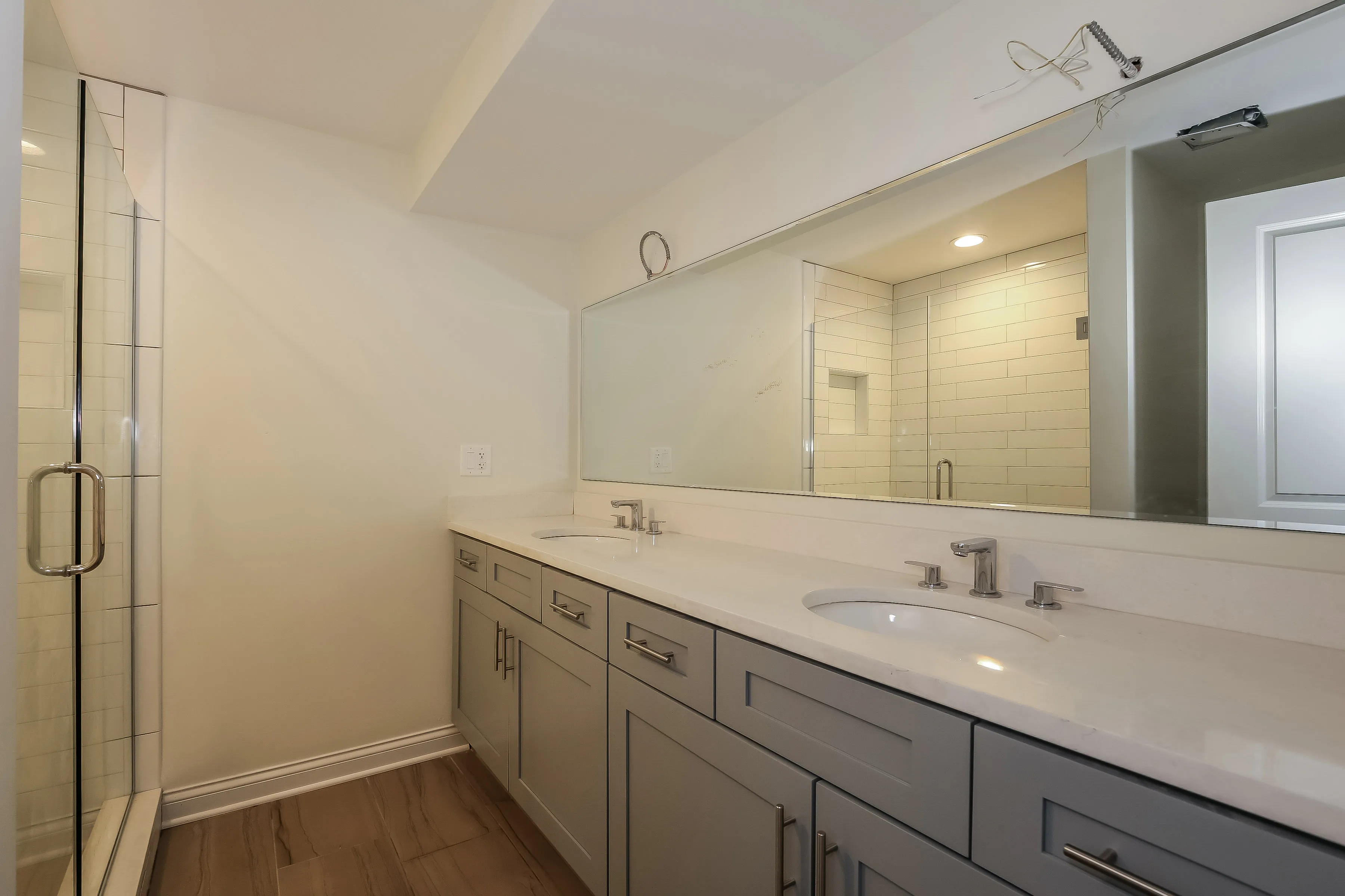 light brown exterior of 2852 West Shakespeare Apartments