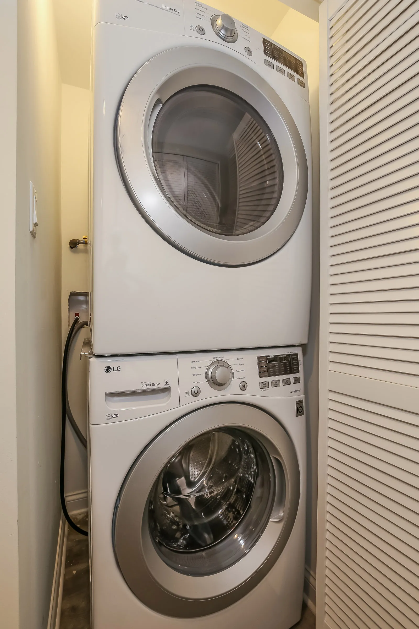 light brown exterior of 2852 West Shakespeare Apartments