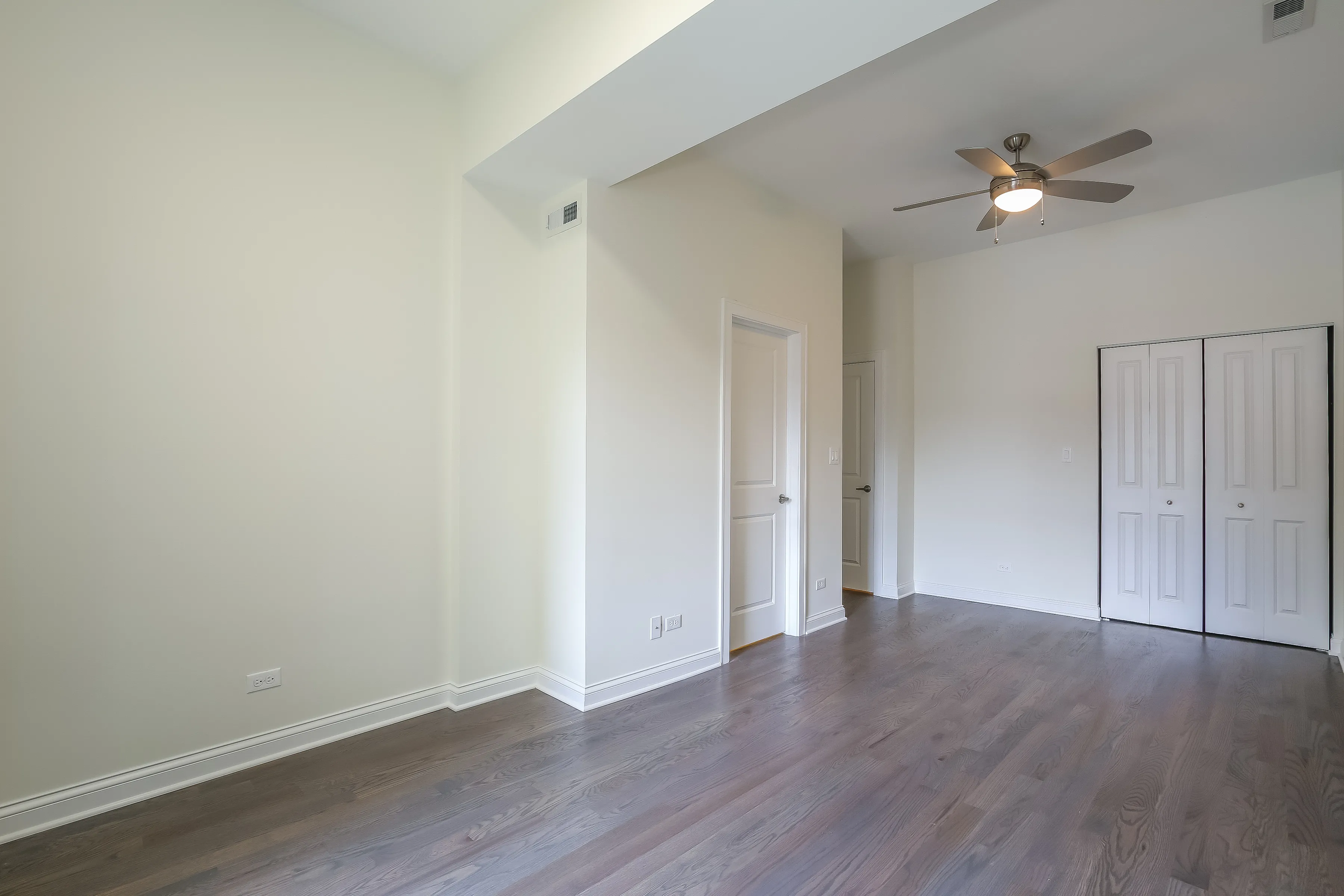 light brown exterior of 2852 West Shakespeare Apartments
