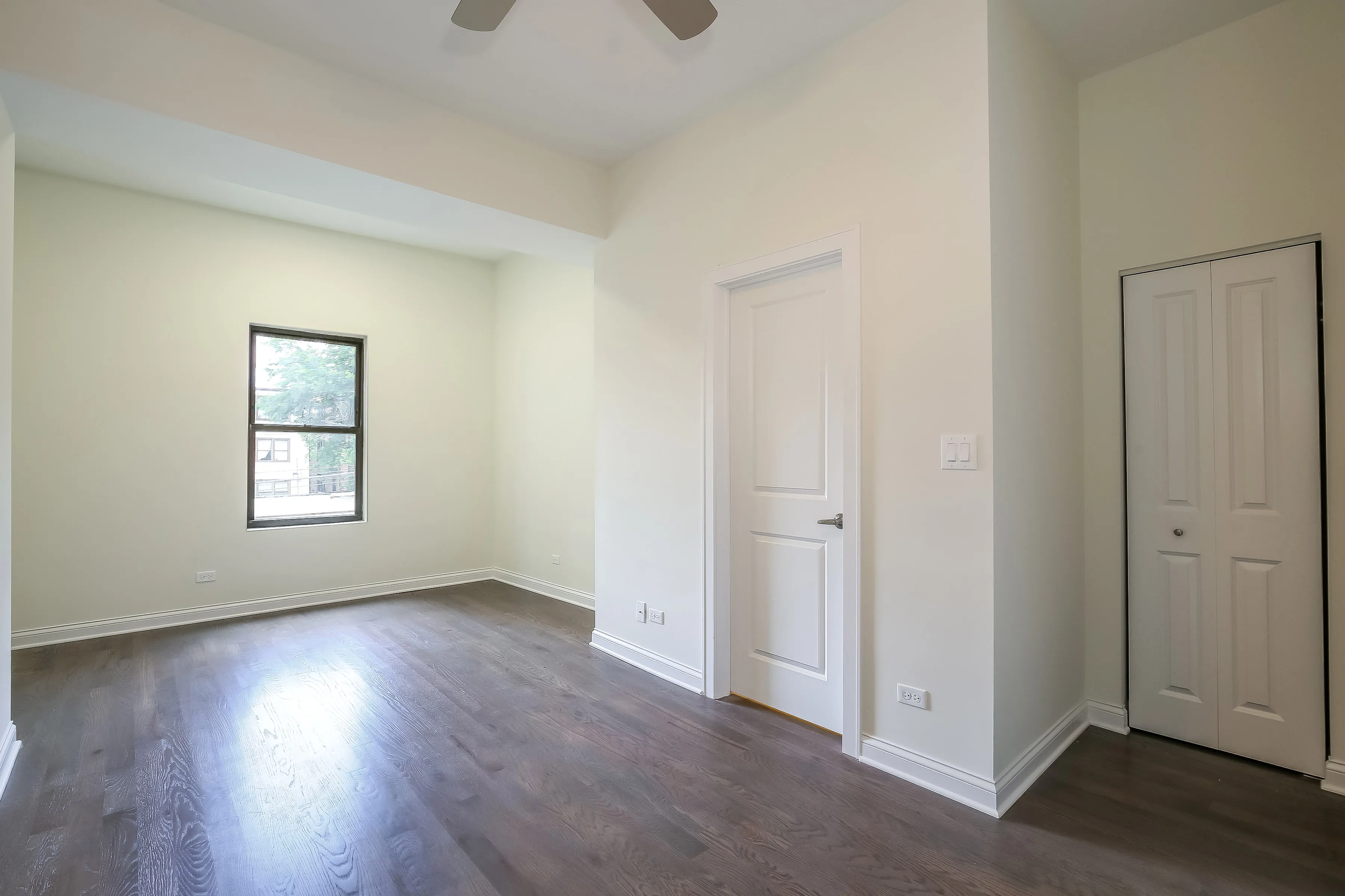 light brown exterior of 2852 West Shakespeare Apartments