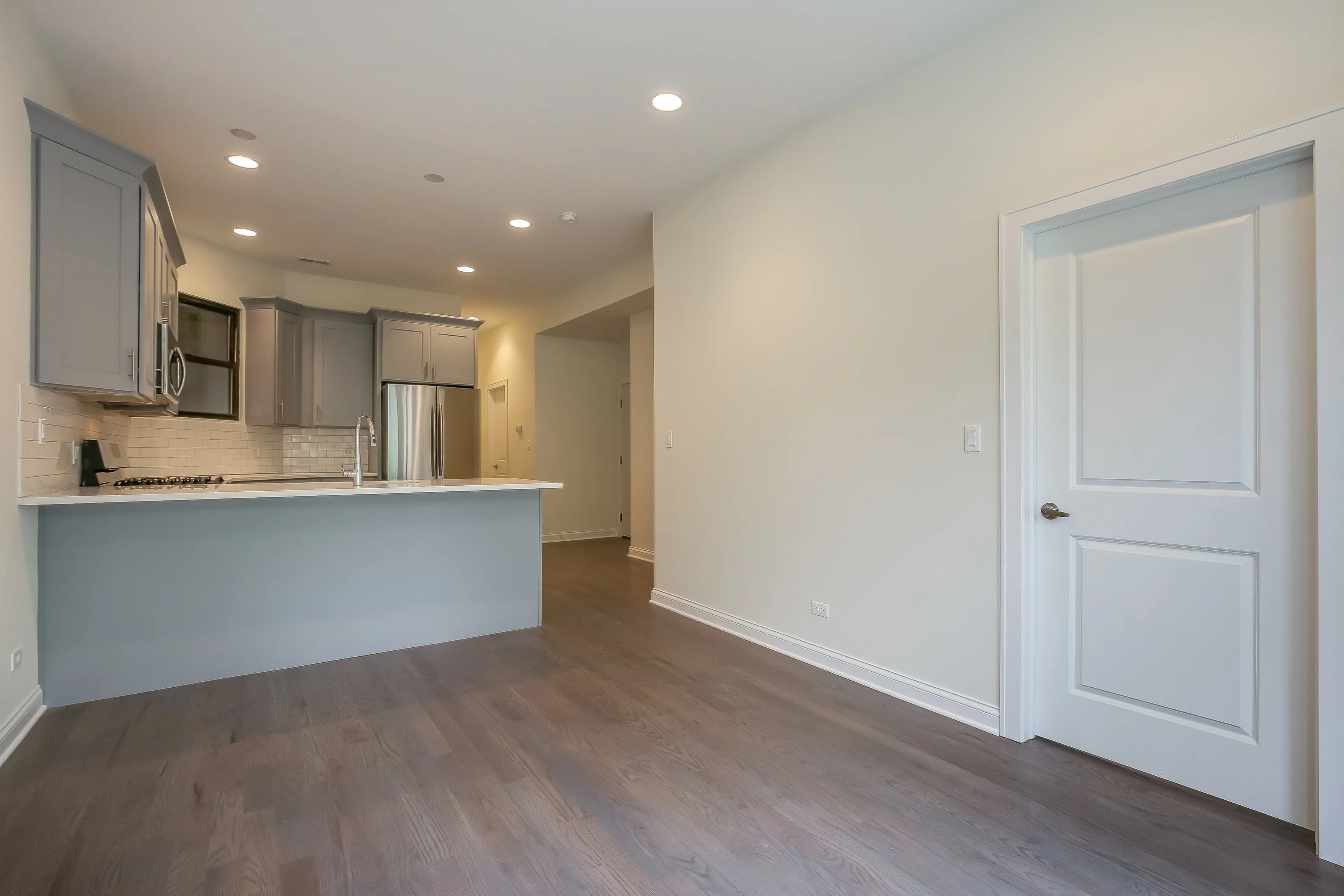 light brown exterior of 2852 West Shakespeare Apartments