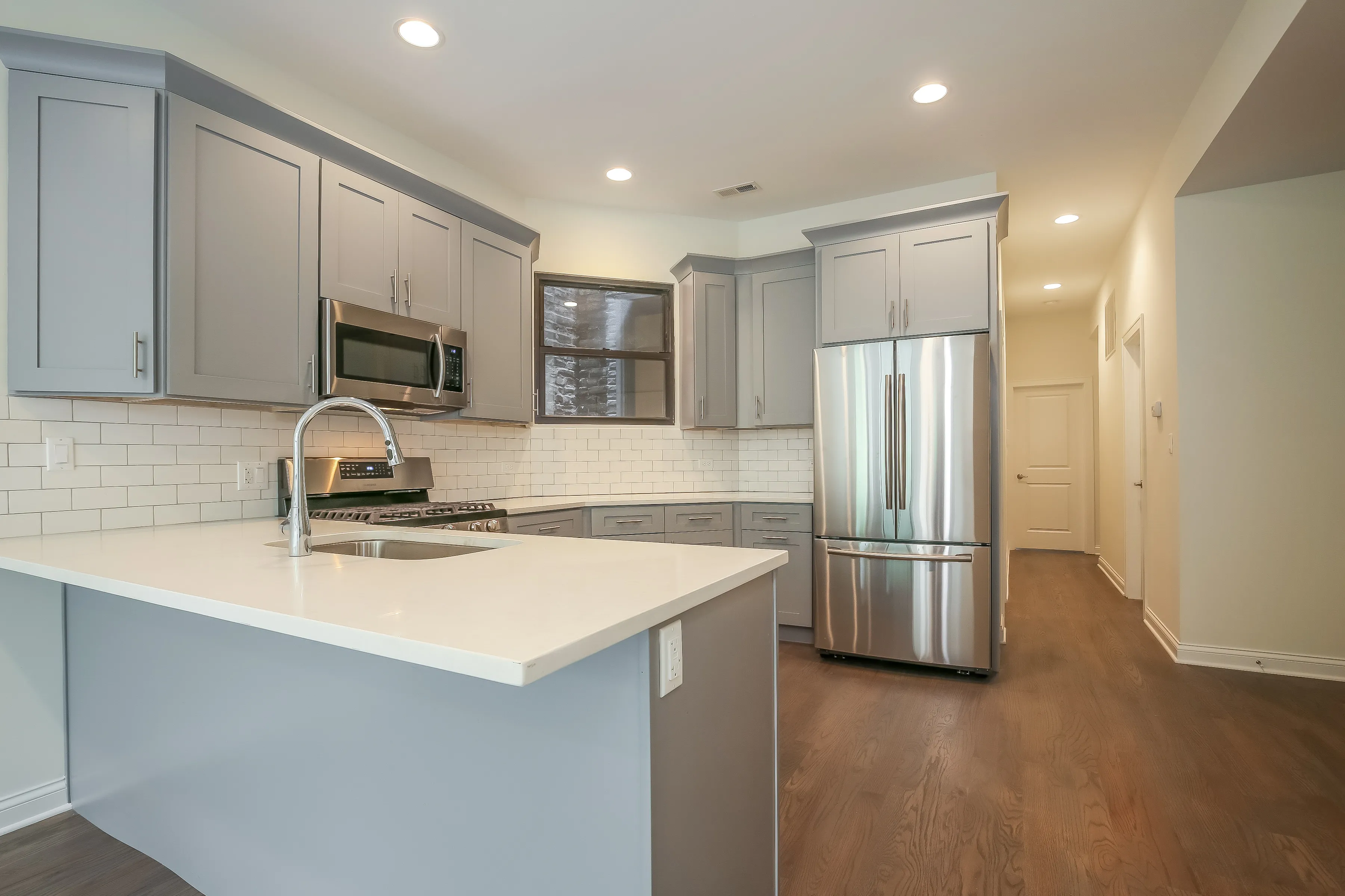 light brown exterior of 2852 West Shakespeare Apartments