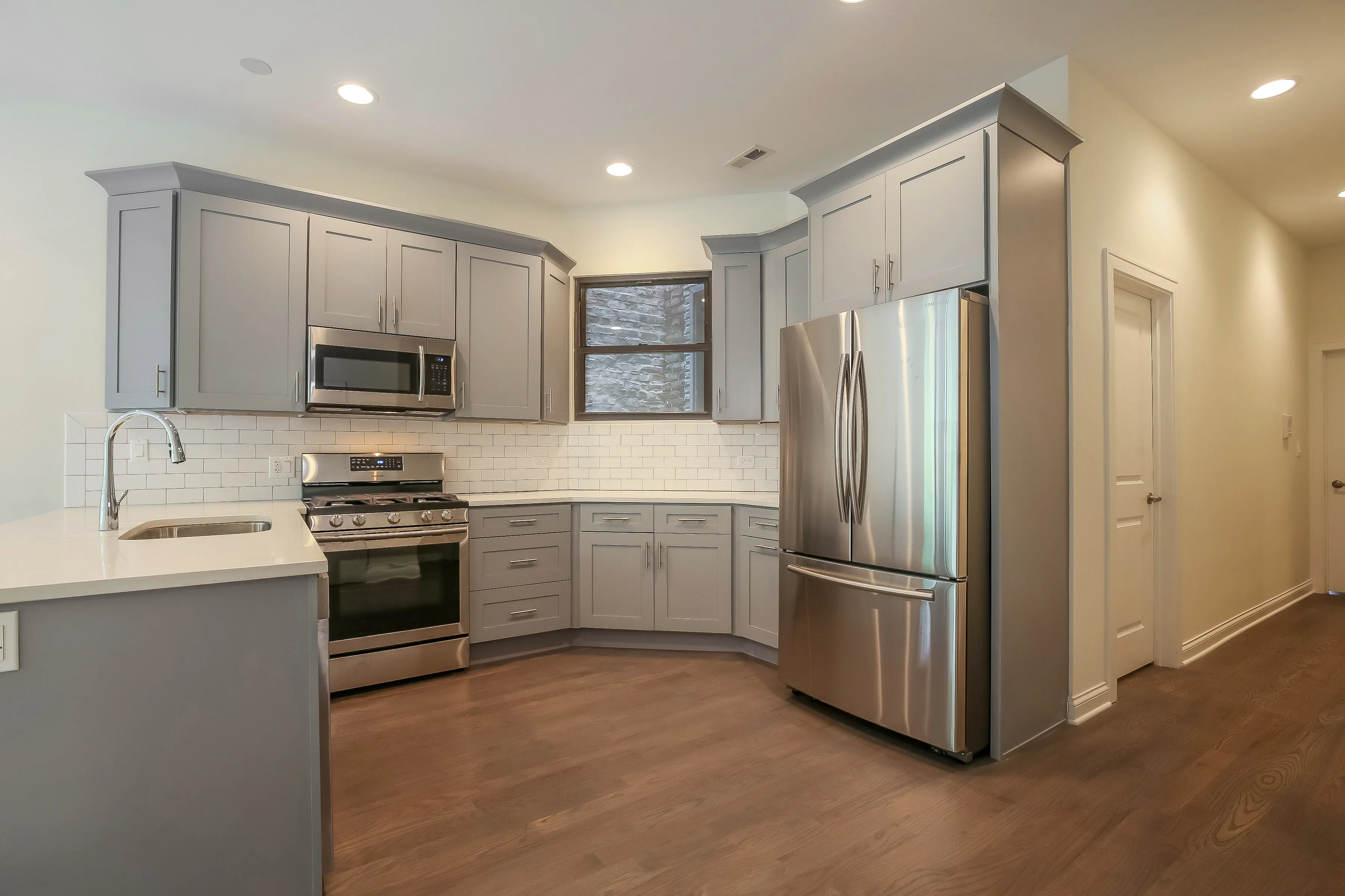 light brown exterior of 2852 West Shakespeare Apartments