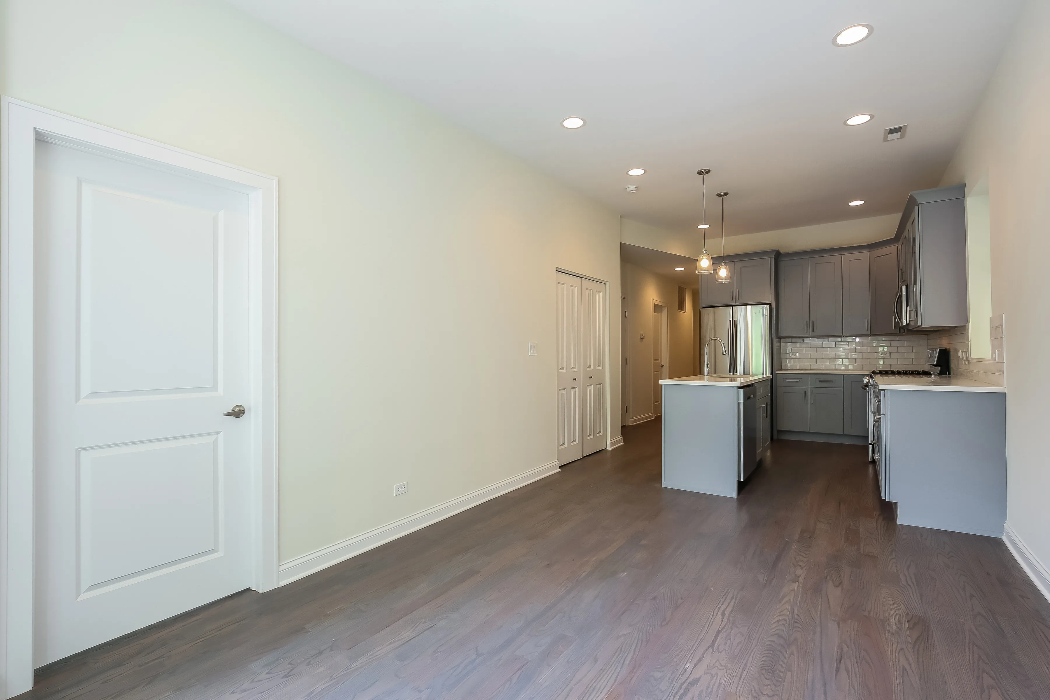 light brown exterior of 2852 West Shakespeare Apartments