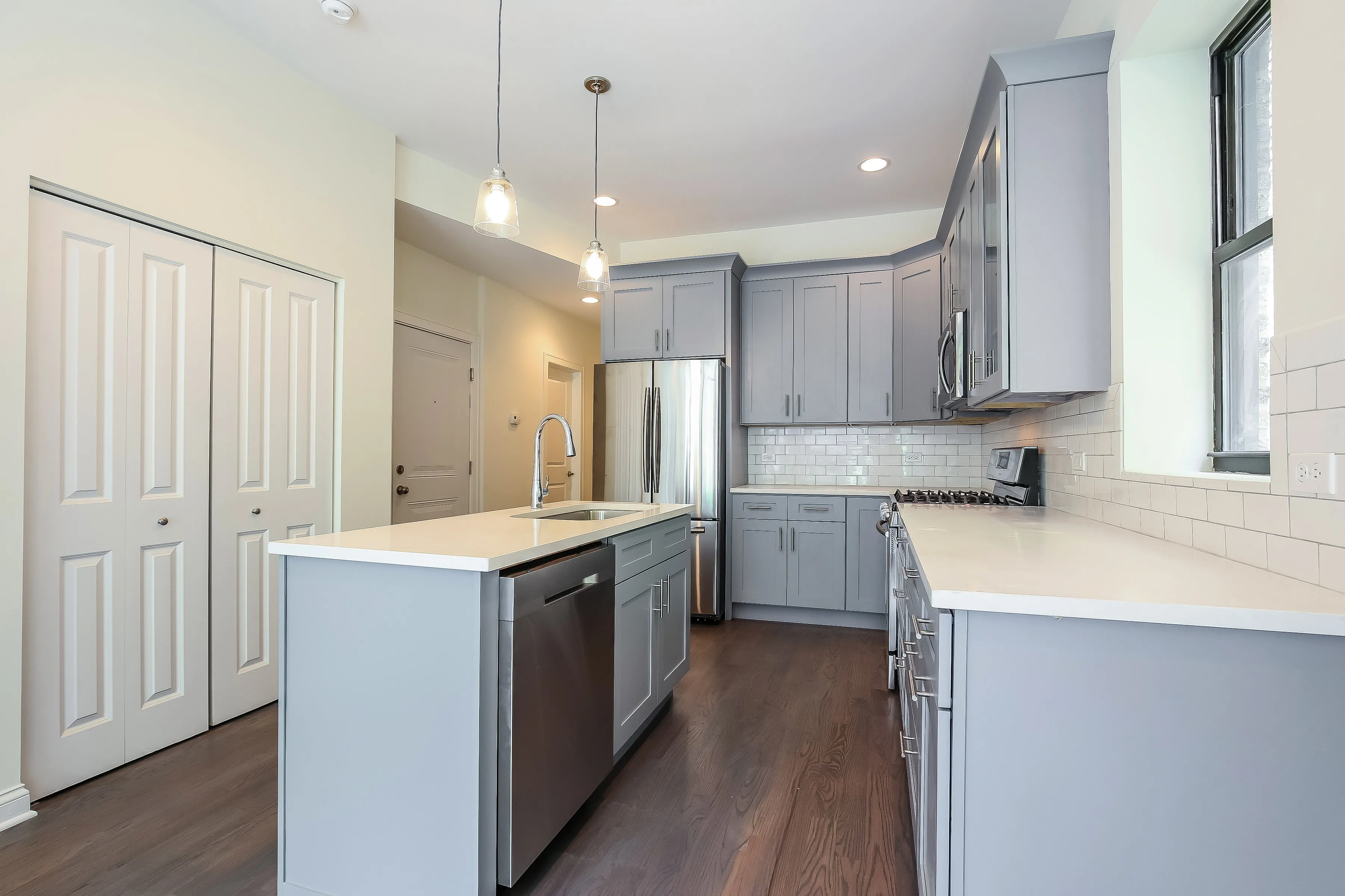 light brown exterior of 2852 West Shakespeare Apartments