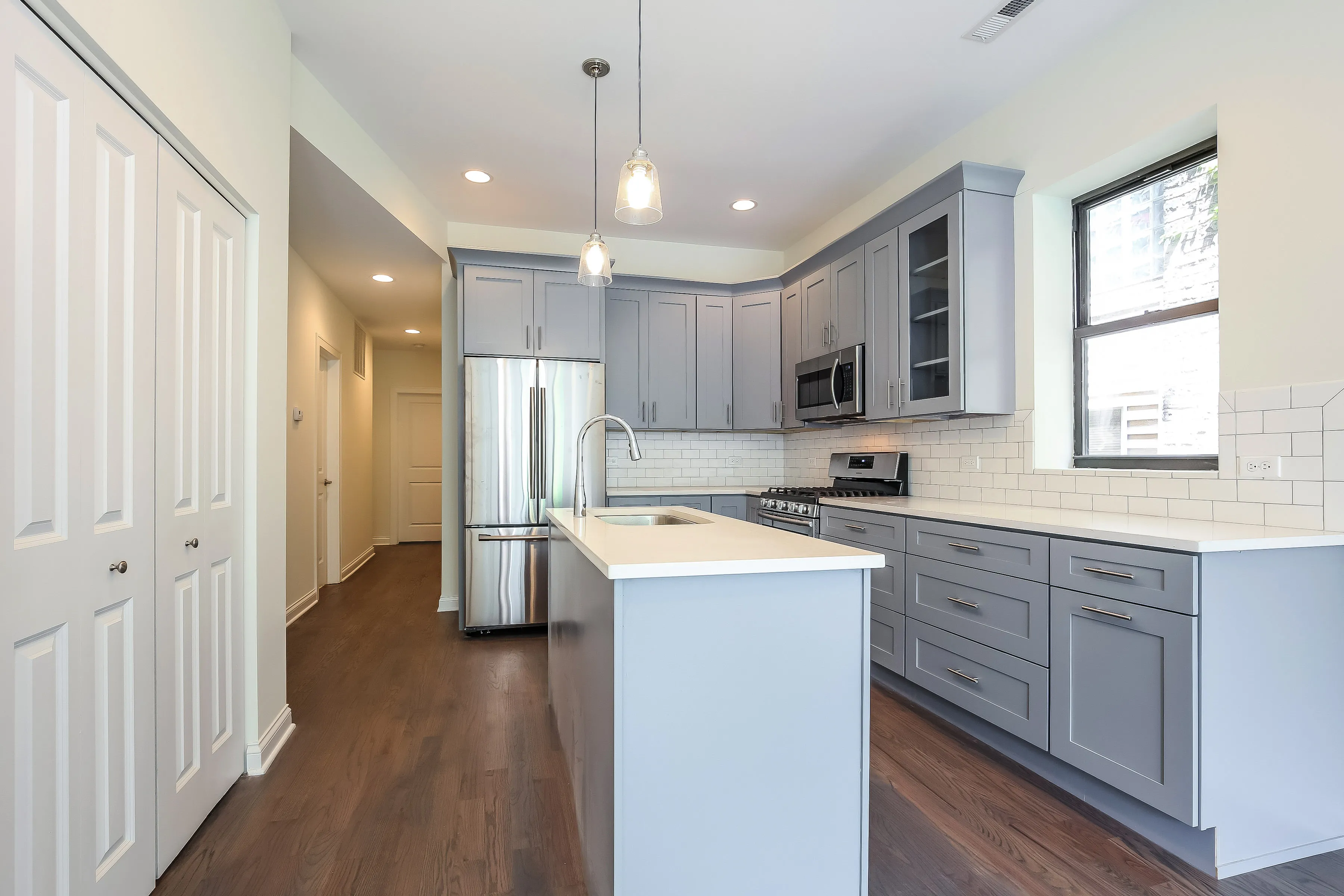 light brown exterior of 2852 West Shakespeare Apartments