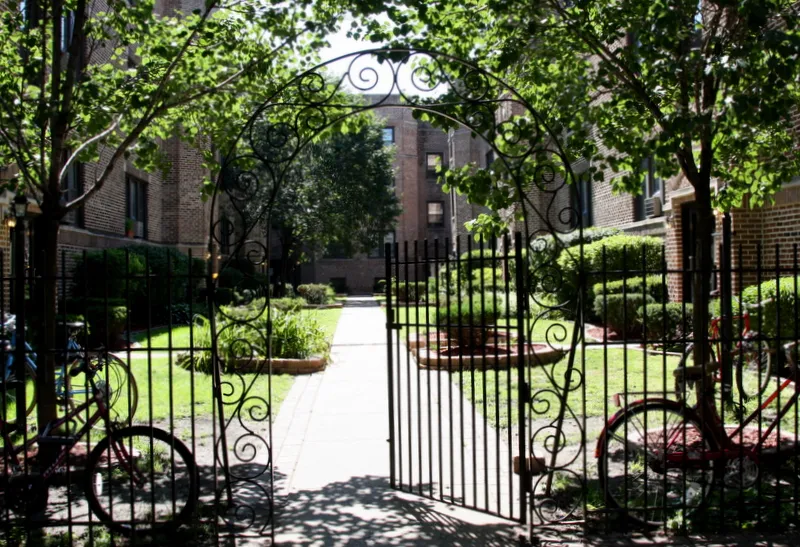 Pine Grove Chicago Apartments