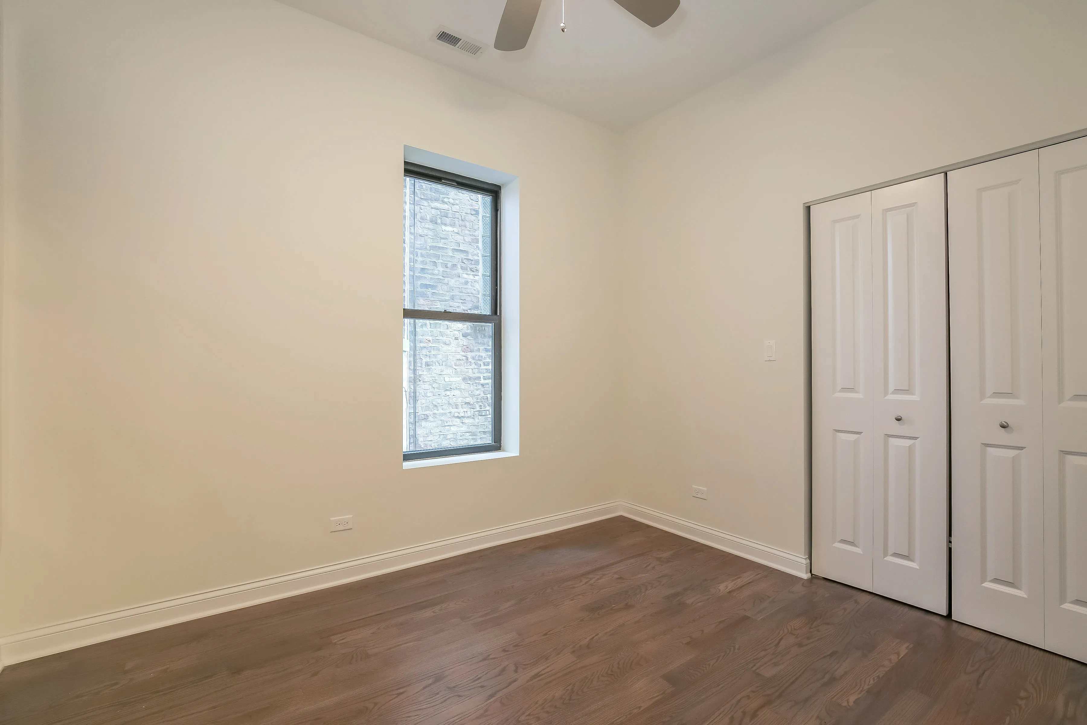 light brown exterior of 2852 West Shakespeare Apartments