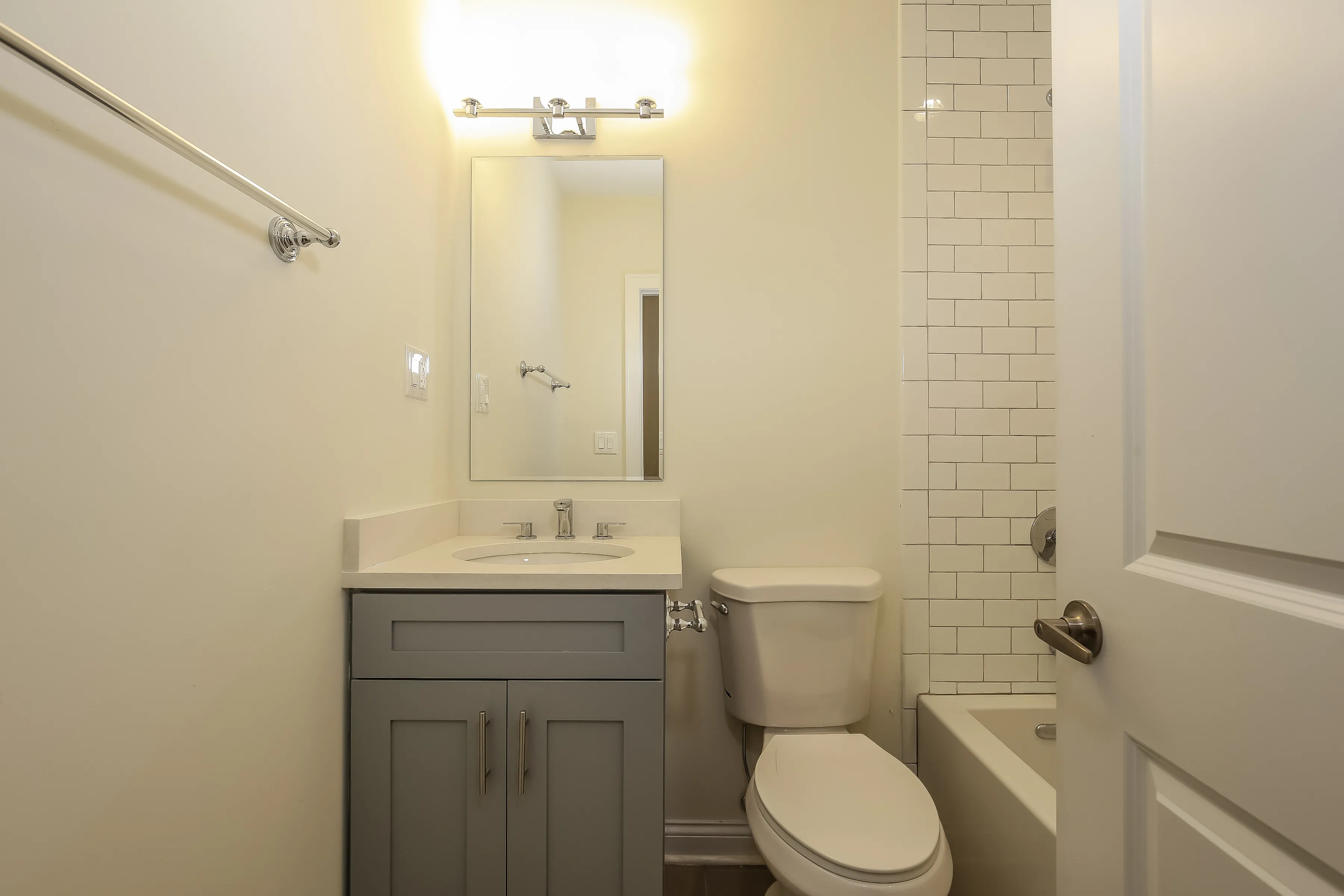 light brown exterior of 2852 West Shakespeare Apartments